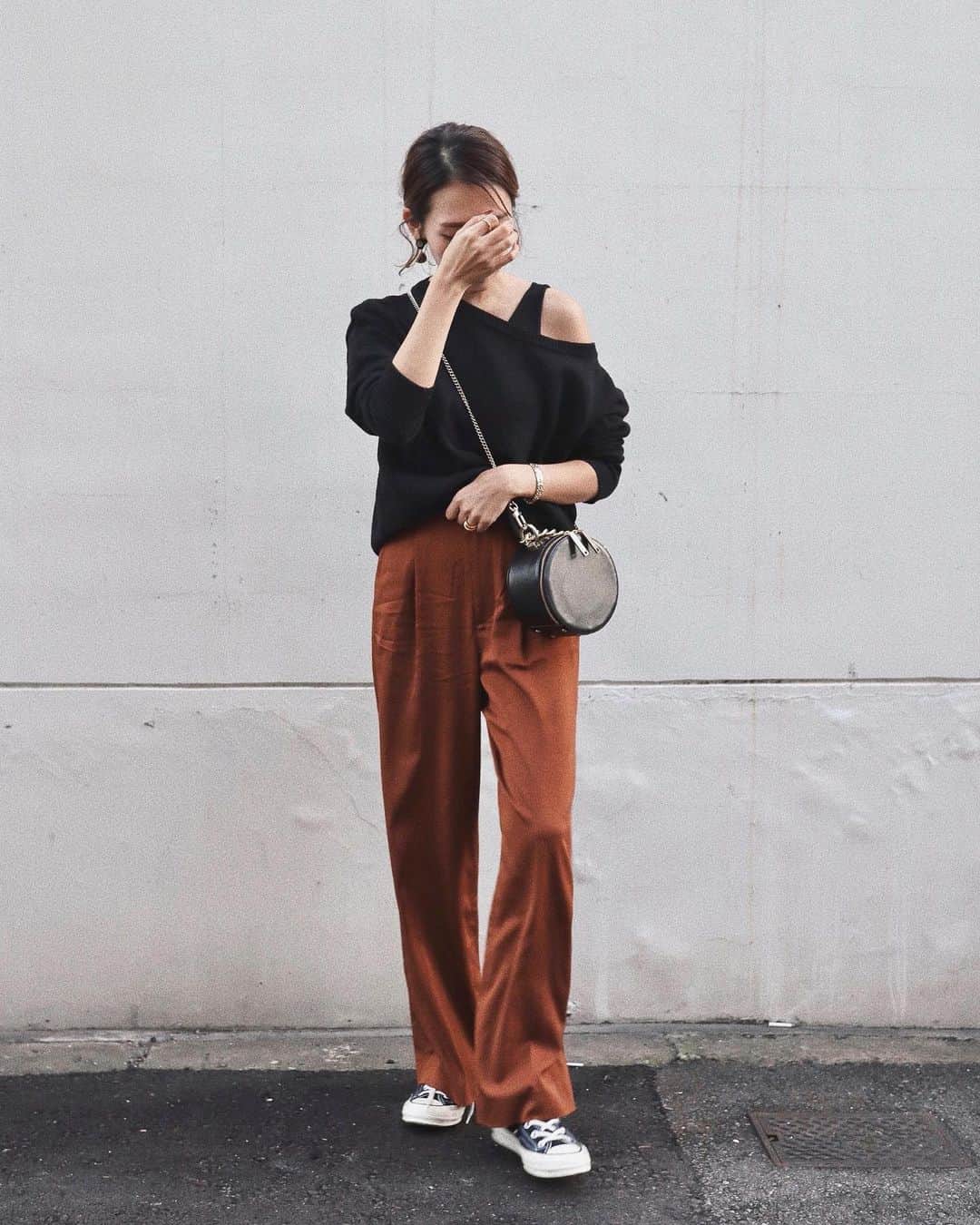 miheeさんのインスタグラム写真 - (miheeInstagram)「ootd ㅤ ㅤ 涼しくなってきて ニットが調度いい季節💛。 ㅤ ㅤ インナｰにワンショルダｰのニットが セットになってるtopsは 色んなボトムスとも合いやすくて 使いやすいitem✍️.✨ ㅤ ㅤ  tops : @azulbymoussy_official #AZULBYMOUSSY #AZUL_PR ㅤ ㅤ」10月10日 19時54分 - __mihi__