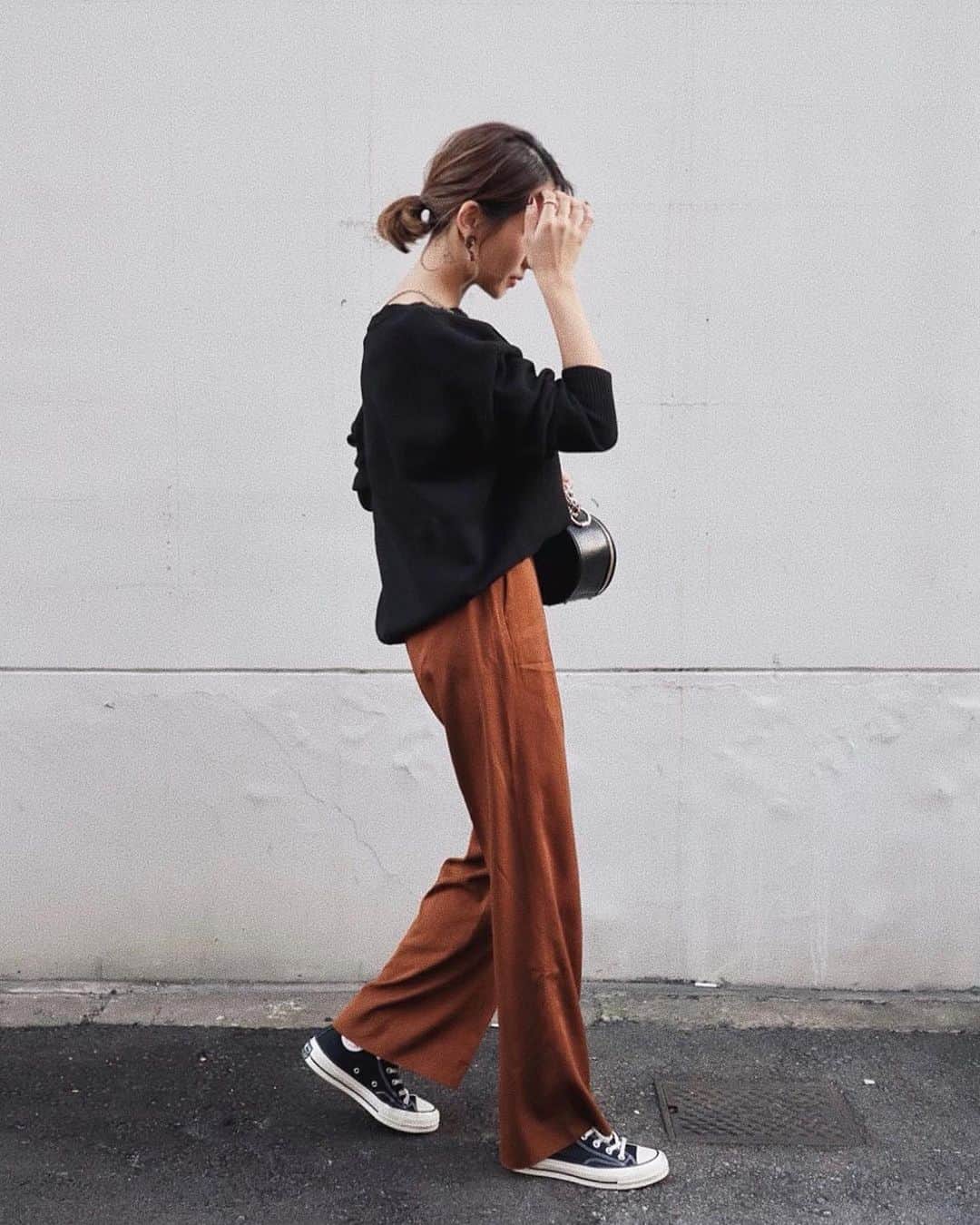 miheeさんのインスタグラム写真 - (miheeInstagram)「ootd ㅤ ㅤ 涼しくなってきて ニットが調度いい季節💛。 ㅤ ㅤ インナｰにワンショルダｰのニットが セットになってるtopsは 色んなボトムスとも合いやすくて 使いやすいitem✍️.✨ ㅤ ㅤ  tops : @azulbymoussy_official #AZULBYMOUSSY #AZUL_PR ㅤ ㅤ」10月10日 19時54分 - __mihi__