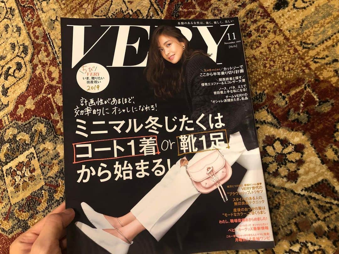 近藤千尋さんのインスタグラム写真 - (近藤千尋Instagram)「こんばんは🌃❤️ @veryweb.jp  発売されました❤️ マタニティコーデ🤰を沢山 紹介させて頂いてます👶✨ 私服も載っているので是非 チェックお願いします🌈🙇‍♀️ #VERY」10月10日 19時56分 - chipichan.1215