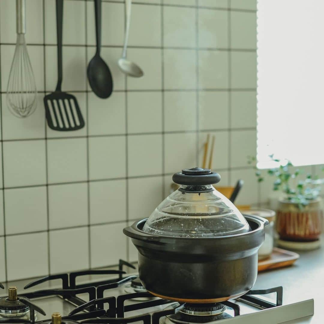 北欧、暮らしの道具店さんのインスタグラム写真 - (北欧、暮らしの道具店Instagram)「新米をより美味しく♪ 人気の土鍋が、2サイズそろって入荷です！ . - - - - - - - - - - - - とびきりおいしいごはんが カンタンに炊ける土鍋が、 HARIOから再入荷しました！  普通の土鍋で炊くときのように、 火加減を調節しなくてもいいのが 嬉しいポイント。  吹きこぼれも起きにくい デザインになっているんです。  ガラスのフタからは中が見え、 フタにホイッスルが機能がついているので 沸騰すると鳴って、炊き上がりを 知らせてくれますよ〜◎ . お米を炊くのはもちろん、 野菜やお肉を蒸すのにも 大活躍します♪ . - - - - - - - - - - - - HARIO/ハリオ/炊飯用土鍋(１合用・３合用) . ▶ こちらのアイテムを詳しく知りたい方は「写真内のタグをタップ！」してみてください♪ . ▶︎ プロフィールのリンクからも、お値段・サイズなど詳しい情報をご覧いただけますよ。→@hokuoh_kurashi ・ 🎁「クラシ手帳2020」プレゼントキャンペーン実施中！お買いものいただいた方に、当店オリジナルの手帳を無料でお届けいたします。 . #kitchen#kitchendesign#kitchenware#food#foodstagram#rice#ricecooker#nabe#HARIO#土鍋#ごはん#ハリオ#炊飯#かんたんごはん#ディナー#蒸し器#新米#今日のごはん#シンプル#シンプルライフ#シンプルデザイン#暮らしを楽しむ#日々の暮らし#北欧#暮らし#北欧暮らしの道具店」10月10日 20時00分 - hokuoh_kurashi