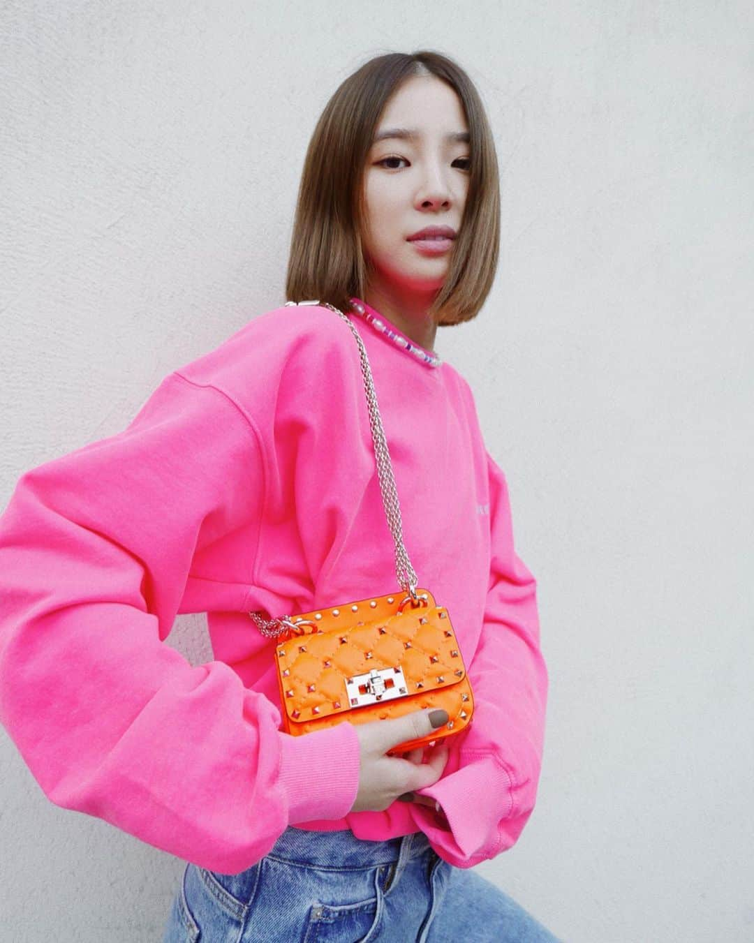 アイリーン・キムさんのインスタグラム写真 - (アイリーン・キムInstagram)「I nominate this @maisonvalentino baby in celebration of #nationalhandbagday today!💥💖 #rockstudspikefluo 📷 @ralph_seoul」10月10日 20時00分 - ireneisgood