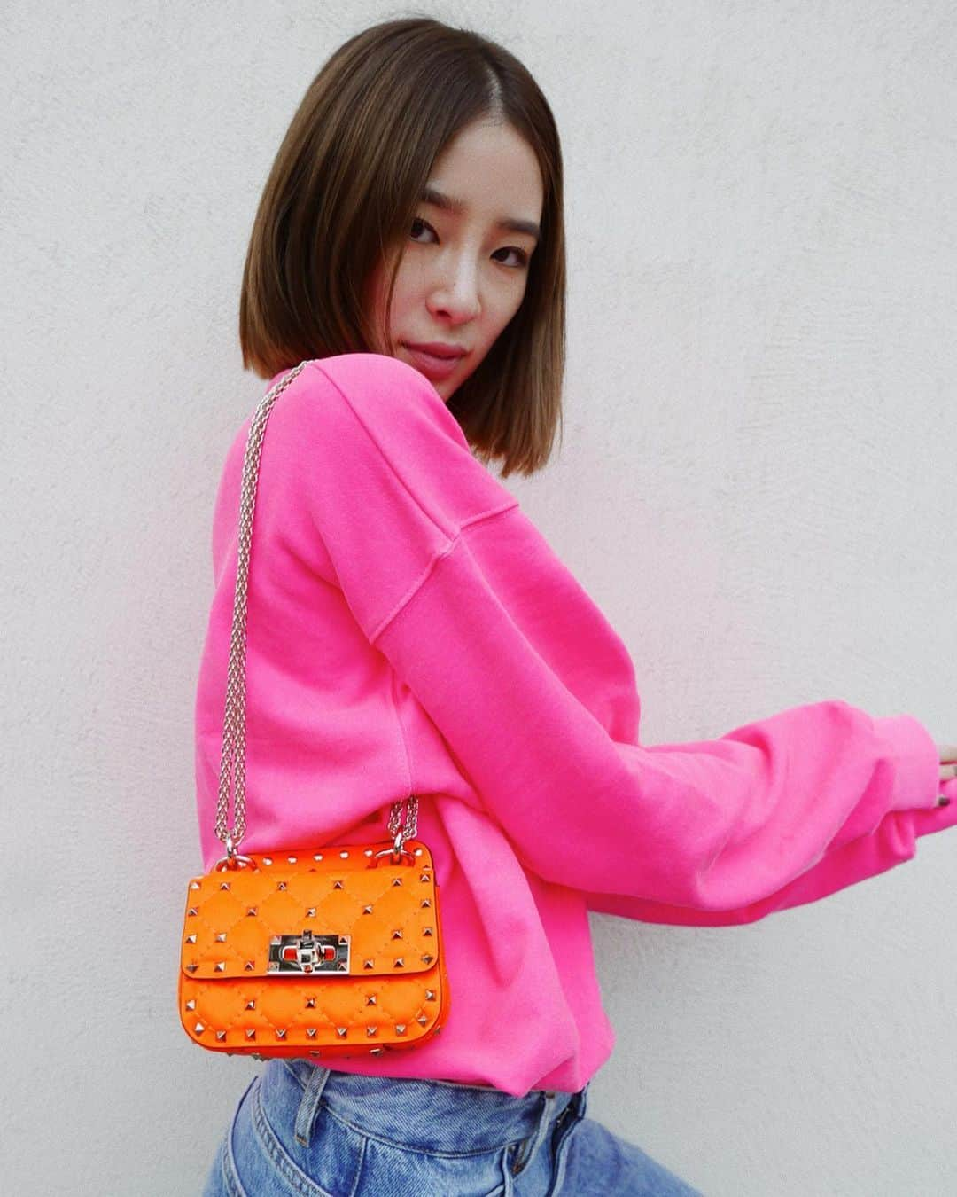 アイリーン・キムさんのインスタグラム写真 - (アイリーン・キムInstagram)「I nominate this @maisonvalentino baby in celebration of #nationalhandbagday today!💥💖 #rockstudspikefluo 📷 @ralph_seoul」10月10日 20時00分 - ireneisgood