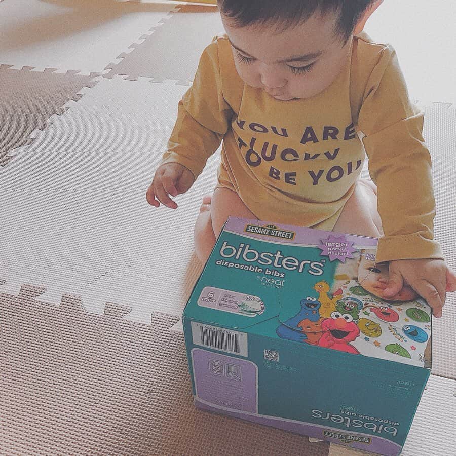 岸本セシルのインスタグラム：「昨日は「1日1投稿宣言」してしまいました。。← さっそく忘れるとこだったー！笑  どういう投稿が嬉しいかアンケートをとったところ(二択しかないけど笑)、ほぼ半々になりました！👏 なので、これからは育児や美容(メイクなど)をあげていきたいと思います！  最近肌寒くなり、秋を感じますー🍁ちょーど良い気候でママ友たちとピクニックしたりお散歩したり過ごしやすい✨  娘も秋服をおろしましたー🍄  ロンTとニットロンパースは @chocolatesoup_net  で購入🍎❤️ お出かけ着としてヘビロテ決定。  どんぐり帽子は色違いで、仲良しのお友達３人でお揃いなのー！ たまらなく可愛い🐿🌰 寒くなる前に沢山お外で遊ぼう！  明日は何をあげようかなー？ リクエスト募集します🙋‍♀️ (私服以外で！笑)  #秋の装い #1日1投稿 #三日坊主になりませんように #育児 #子供服って可愛い #メイク動画って微妙かな？ #撮るの下手すぎ問題どうにかしなきゃな #センスが欲しいです #アドバイスください笑」
