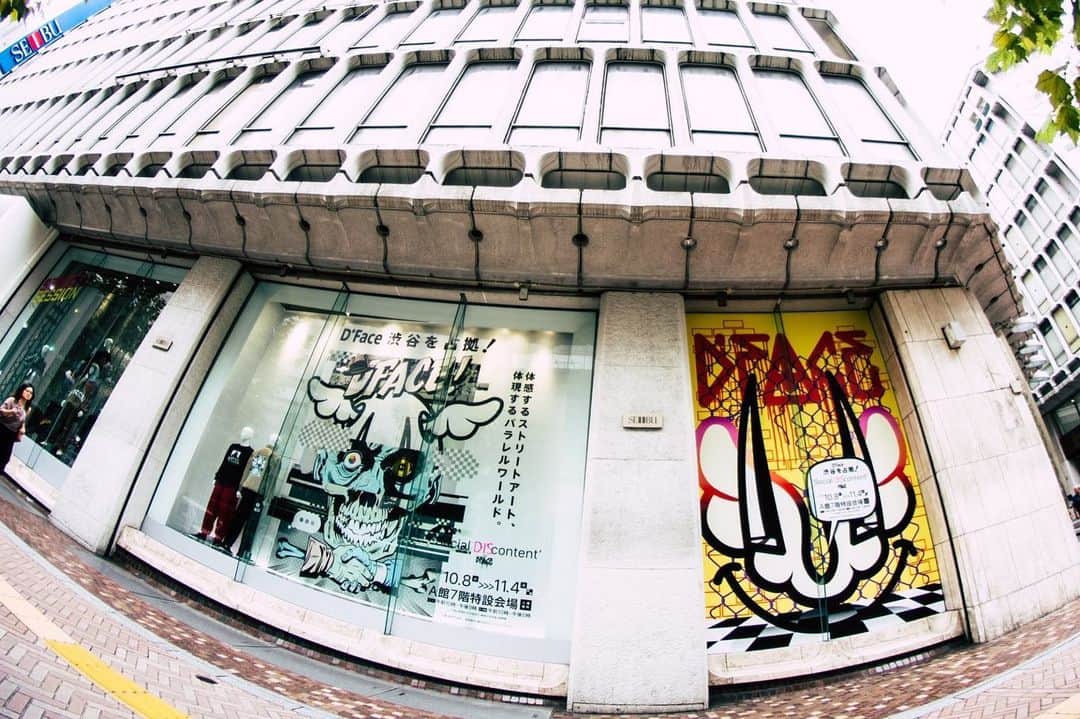 エクストララージさんのインスタグラム写真 - (エクストララージInstagram)「10.8.tue XLARGE×D*Face 1st Drop at SEIBU SHIBUYA #xlarge #xlargejp #dface #シブセイ#ArtmeetsLife —- ロンドンのストリートアーティスト「D*Face( @dface_official )」とコラボレーションを発表。 10月8日(火)より、日本では7年振りとなる展覧会、D*Face「Social DIScontent」を、西武渋谷店( @shibusei_seibu_shibuya )にて開催。同日同会場にて、XLARGE×D*Faceコラボレーションコレクションを発売。 --- この西武渋谷店での発売をスタートに、日本国内のXLARGE、XLARGE/X-girl店舗、オンラインストアでは10月12日(土)発売。そしてアメリカの「DesignerCon 2019」、中国「innersect 2019」での発売へと展開していく。」10月10日 20時07分 - xlargejp