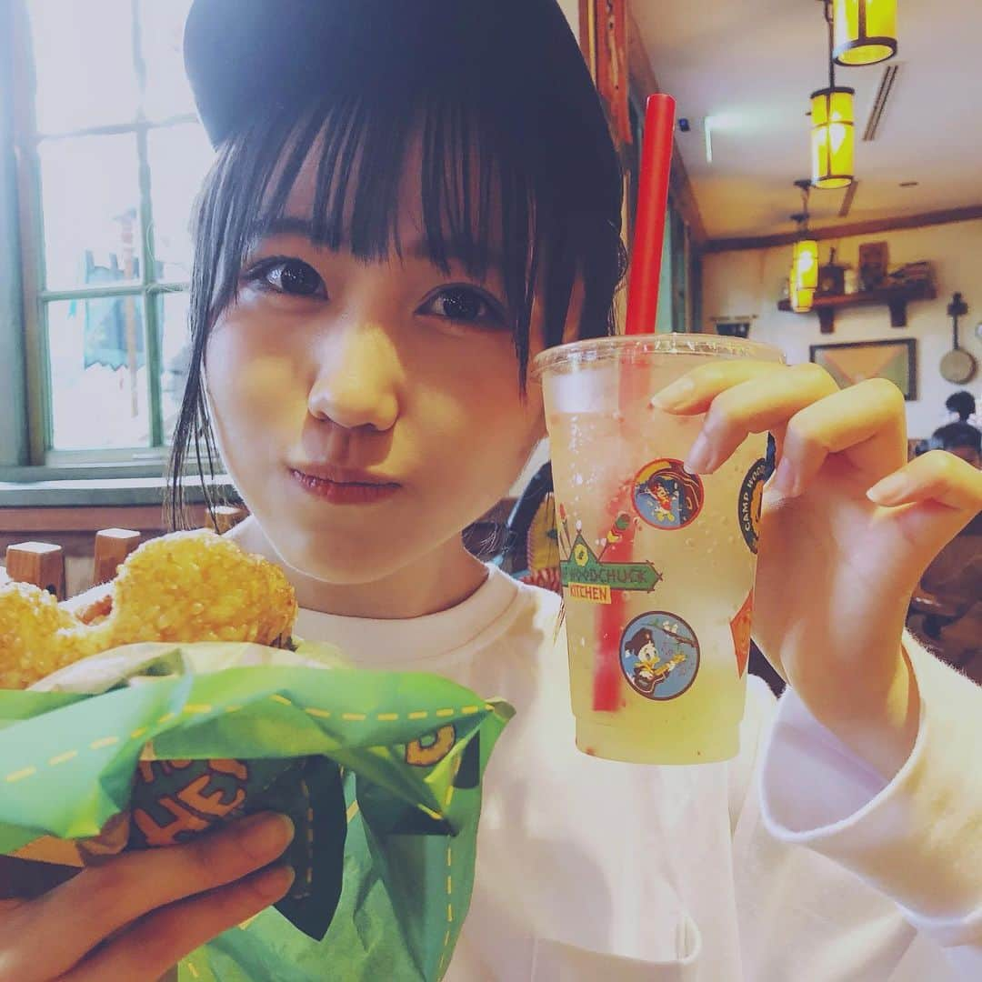 公野舞華さんのインスタグラム写真 - (公野舞華Instagram)「﻿ ﻿ ﻿ ﻿ ﻿ しゅわしゅわが好きなんじゃあ🍹﻿ ﻿ ﻿ ﻿ ﻿ ﻿ ﻿ ﻿ #はちみつロケット #はちロケ﻿ #公野舞華 #きみちゃん﻿ #ディズニー #ディズニーランド #Disneyland﻿ #スパークリングレモンゼリードリンク﻿ #おにぎりサンド #牛カルビ﻿ ﻿」10月10日 20時19分 - comiqon_maika