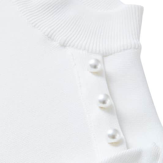 BORDERS at BALCONYのインスタグラム：「今季の「PEARL TOP」は両肩に上品なパールがデザインされています。シンプルですが存在感があるので、少しだけドレスアップしたい時に、おすすめです。⁠⠀」