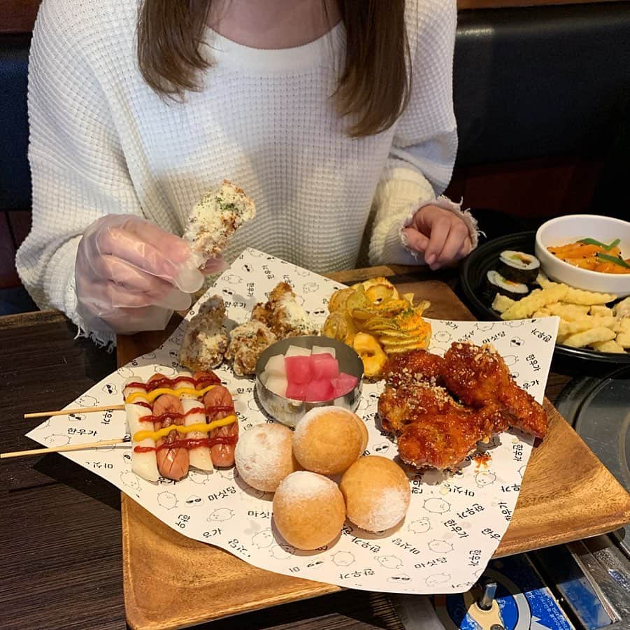 のインスタグラム：「【新大久保 ハヌガ】 チキンもクリームチーズボールも！ モクバンセット食べ放題🤤 ㅤㅤㅤㅤㅤㅤㅤㅤㅤㅤㅤㅤㅤ 🏠#大久保 #ハヌガ 🚶‍♀️大久保駅徒歩1分 新大久保駅徒歩4分 ㅤㅤㅤㅤㅤㅤㅤㅤㅤㅤㅤㅤㅤ 📖モクバンセット食べ放題(韓国料理20種&ドリンクバー付き) ランチ90分お一人様1570+tax ディナー70分お一人様1570+tax ディナー120分お一人様1999円+tax ㅤㅤㅤㅤㅤㅤㅤㅤㅤㅤㅤㅤㅤ 新大久保で流行りの韓国プレートがついに食べ放題に🥺 ㅤㅤㅤㅤㅤㅤㅤㅤㅤㅤㅤㅤ プレート上のフライドチキンやクリームチーズボール食べ放題はもちろん、食べ放題コーナーのチゲやナムル、トッポギ、チャプチェも食べ放題！！！ ㅤㅤㅤㅤㅤㅤㅤㅤㅤㅤㅤㅤㅤ ドリンクバーもついてるし、スープやスンドゥブ、韓国のおかゆももちろん食べ放題に込み！ ㅤㅤㅤㅤㅤㅤㅤㅤㅤㅤㅤㅤㅤ ハヌガは食べ放題のクオリティも高いよ！ ㅤㅤㅤㅤㅤㅤㅤㅤㅤㅤㅤㅤㅤ 食べ放題注文は2名からね〜 ㅤㅤㅤㅤㅤㅤㅤㅤㅤㅤㅤㅤㅤ ここのクリームチーズボールがふわっと甘くてめちゃうまい。 伸びる系のチーズボールじゃないけど、女性好みの味でオススメ。 ㅤㅤㅤㅤㅤㅤㅤㅤㅤㅤㅤㅤㅤ チキン食べ放題はもちろん種類選べるからご安心(プレーン、辛口、ハニーバター、ヤンニョム) ㅤㅤㅤㅤㅤㅤㅤㅤㅤㅤㅤㅤㅤ おかわりは全部食べきってからになるから気をつけて！ ㅤㅤㅤㅤㅤㅤㅤㅤㅤㅤㅤㅤㅤ モクバンセット食べ放題以外にも、サムギョプサル食べ放題！UFOチキン食べ放題、UFOチーズタッカルビ食べ放題なんかもあるから、何回行っても楽しめる〜 ㅤㅤㅤㅤㅤㅤㅤㅤㅤㅤㅤㅤㅤ たくさん食べたい人にオススメ！ ㅤㅤㅤㅤㅤㅤㅤㅤㅤㅤㅤㅤㅤ ㊙️りょうくん割のお知らせ㊙️ ストーリーズハイライトチェック！」