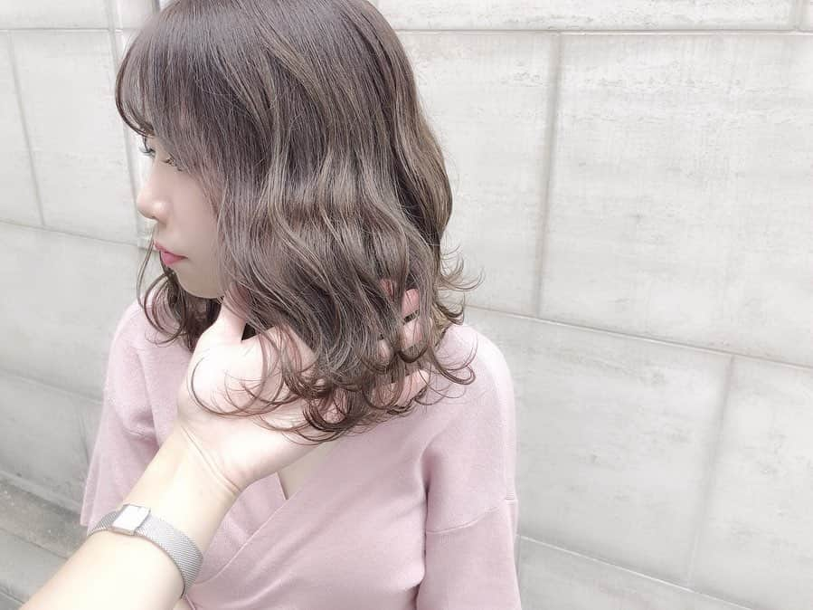 【高砂・美容師】平岡歩 ヘアアレンジ hairarrangeさんのインスタグラム写真 - (【高砂・美容師】平岡歩 ヘアアレンジ hairarrangeInstagram)「ブリーチなしでも透明感出るカラーなのでブリーチできない人もおススメ^_^ 元の髪の状態にもよりますが、明るい髪の方が再現性は高いです🙆‍♀️ ・ ・ 【ご予約方法】 ご予約時にLINE @にて ・料金の事前提示 ・所要時間の事前提示 ・このカラーはどのメニュー選べばいい？ などお気軽にご相談下さい🙇‍♂️ ご予約はこちらのLINEからお願いします♪ LINE ID 【@ekm1861m】 LINEのID検索より検索してください 最初の＠マークを忘れずに入れてください。 わからない場合はInstagramのDMをご利用下さい。 ・ ・ ・ #シルバーハイライト #グレーハイライト #大人可愛い #アッシュカラー #ミルクティーカラー #グレージュ #アッシュ #ベージュカラー  #透明感カラー #ミルクティーアッシュ  #姫路駅 #姫路 #高砂 #加古川 #himeji  #姫路美容院 #高砂美容院 #加古川美容院 #グラデーションカラー #ハイライトグラデーション #ヘアアレンジ #ミルクティー  #バレイヤージュ #バレイヤージュカラー #ミルクティーブラウン #ハイライト #ハイライトカラー」10月10日 20時26分 - ayumi_hiraoka