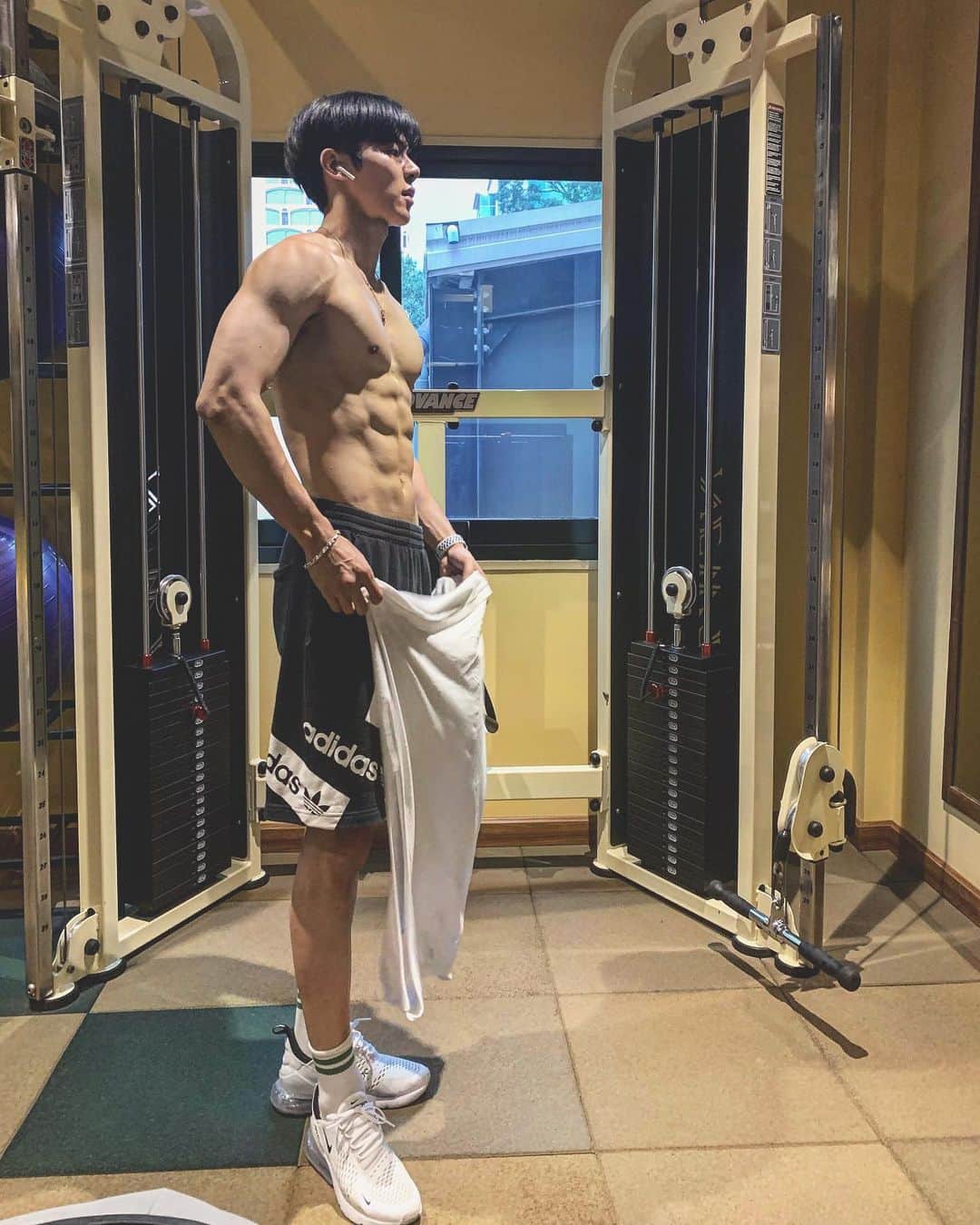 インス のインスタグラム：「얼마만인가 #Menshealth 표지 🔥」