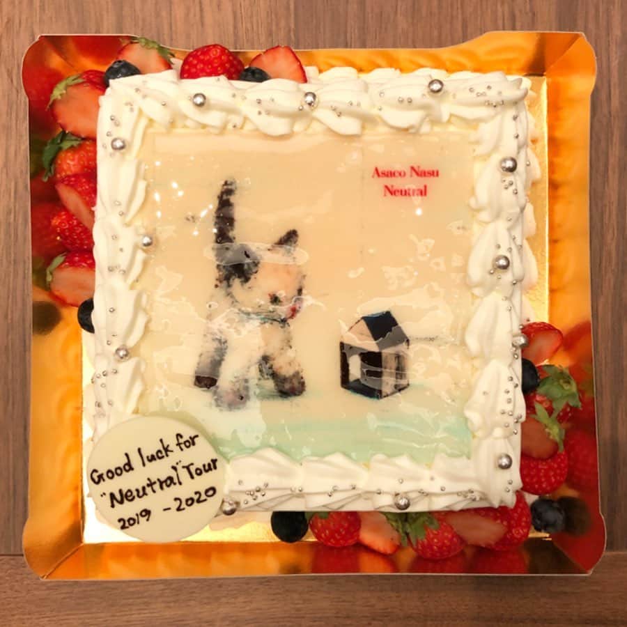 南壽あさ子さんのインスタグラム写真 - (南壽あさ子Instagram)「おととい、ヤマハミュージックコミュニケーションズのみなさんがこんな素敵なケーキをご用意してくれました！ . 再現度が高くてしばらく驚いたあと、ホワイトチョコレートにナイフを入れて（「入刀がニュートラルに似ている」などと話しながら）美味しくいただきました。  #neutral #cake #ケーキ」10月10日 20時36分 - nasuasaco