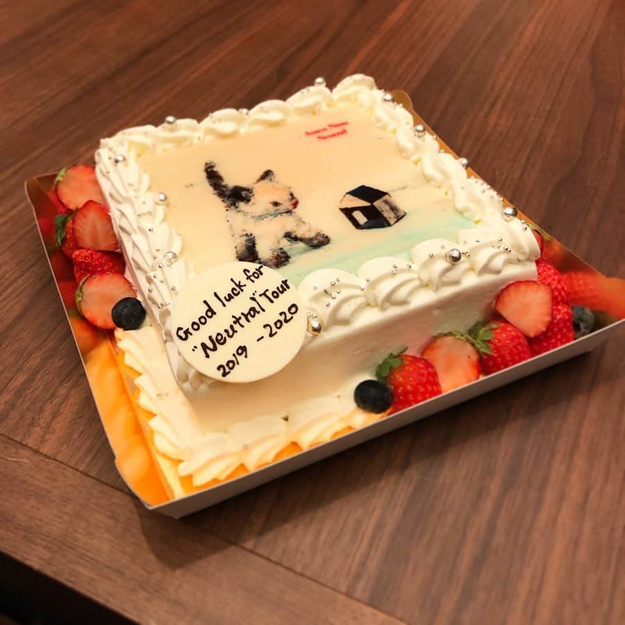 南壽あさ子さんのインスタグラム写真 - (南壽あさ子Instagram)「おととい、ヤマハミュージックコミュニケーションズのみなさんがこんな素敵なケーキをご用意してくれました！ . 再現度が高くてしばらく驚いたあと、ホワイトチョコレートにナイフを入れて（「入刀がニュートラルに似ている」などと話しながら）美味しくいただきました。  #neutral #cake #ケーキ」10月10日 20時36分 - nasuasaco