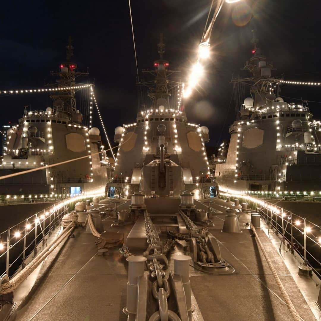 海上自衛隊さんのインスタグラム写真 - (海上自衛隊Instagram)「～フリートウィーク電灯艦飾～ 横須賀地方総監部において、観艦式に参加するために集結した艦艇の電灯艦飾の様子です。  #海上自衛隊 #JMSDF #iluminate #電灯艦飾 #君に見せたい景色 #フリートウィーク #観艦式」10月10日 20時32分 - jmsdf_pr