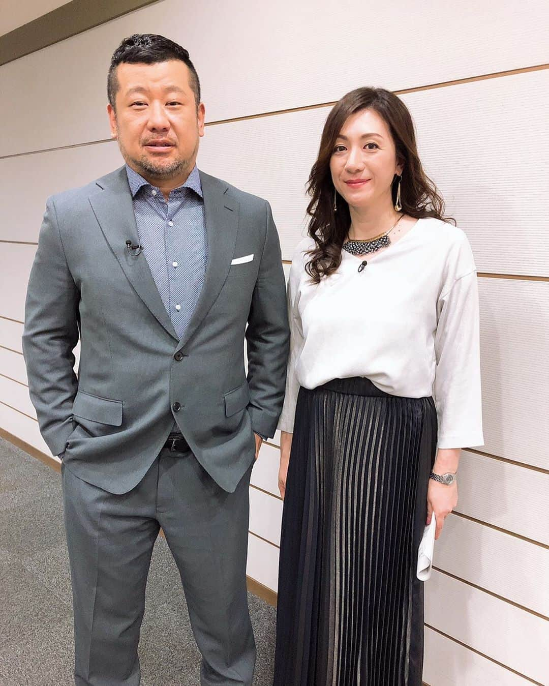 野々村友紀子さんのインスタグラム写真 - (野々村友紀子Instagram)「「ゴゴスマ」「チャント！」生放送ご覧いただいただき皆様ありがとうございました。 ゴゴスマで一緒の同期のコバヤシくん。 今回はなんと薄っすら笑っております。 珍しいね。  明日は15時49分から「ミント！」新コーナー【ナゼトキ】初回です！ スタジオ出演もしますので、放送 地域の皆様、絶対見てくださいねー！！ 10時半からMBSラジオ「松井愛のすこ〜し愛して」もよろしくお願いしますねー  台風、くれぐれもお気をつけください。  #ケンコバ #loungedress」10月10日 20時32分 - nonomura_yukiko