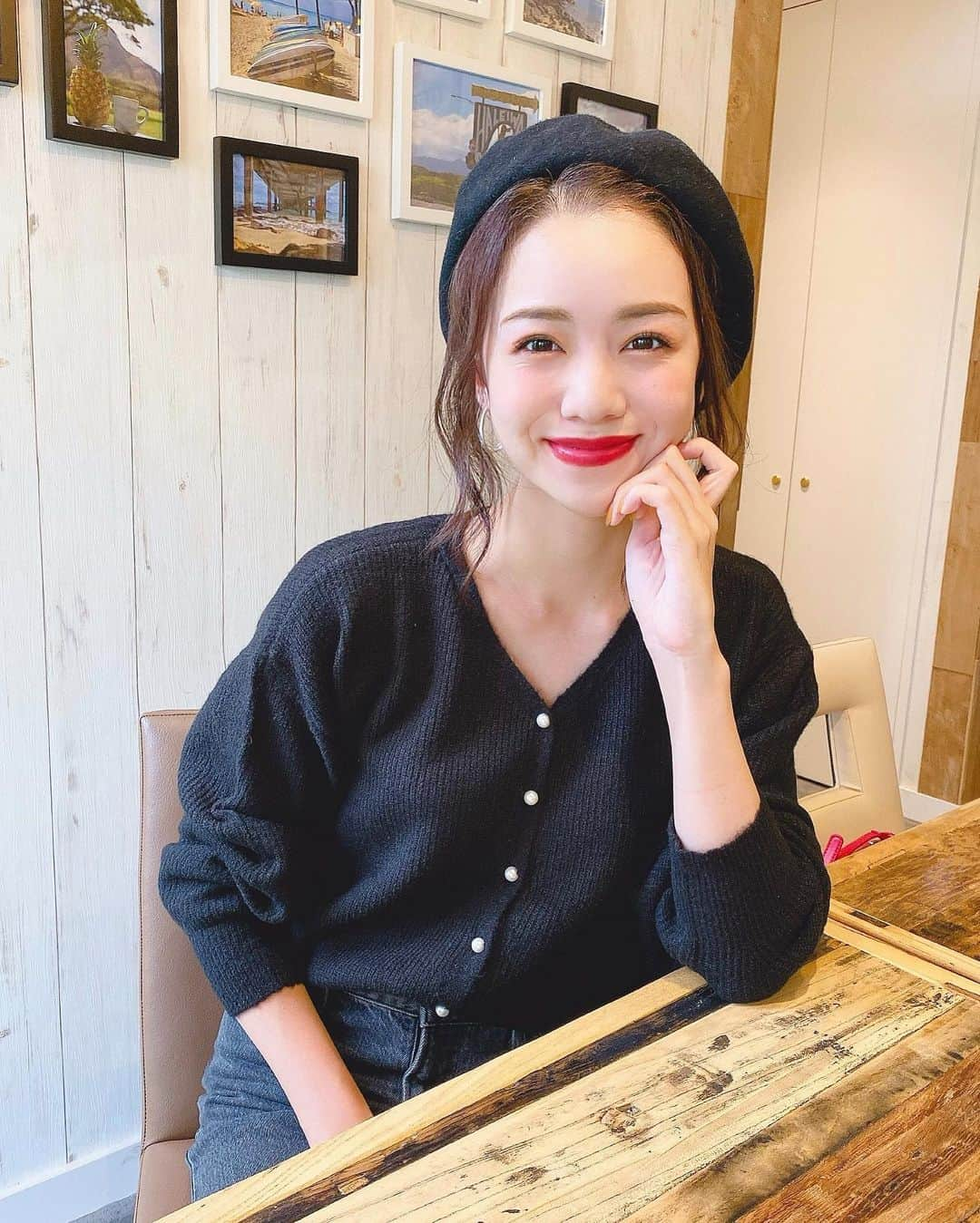 黒田真友香さんのインスタグラム写真 - (黒田真友香Instagram)「秋っぽくベレー帽コーデ🍂  明日も4時起きだから早く寝る用意しないと😪  昨日は疲れすぎてパック顔に貼ったまま爆睡してました、、😭笑  朝になったらシワシワになってた🥺  だから今日はしっかりスキンケアしよう😂  #ベレー帽　#titivate #titivatestyle #ティティベイト　#前後2wayパールボタンニットカーディガン  #カーディガン　#カーディガンコーデ」10月10日 20時34分 - kurodamayukaxx