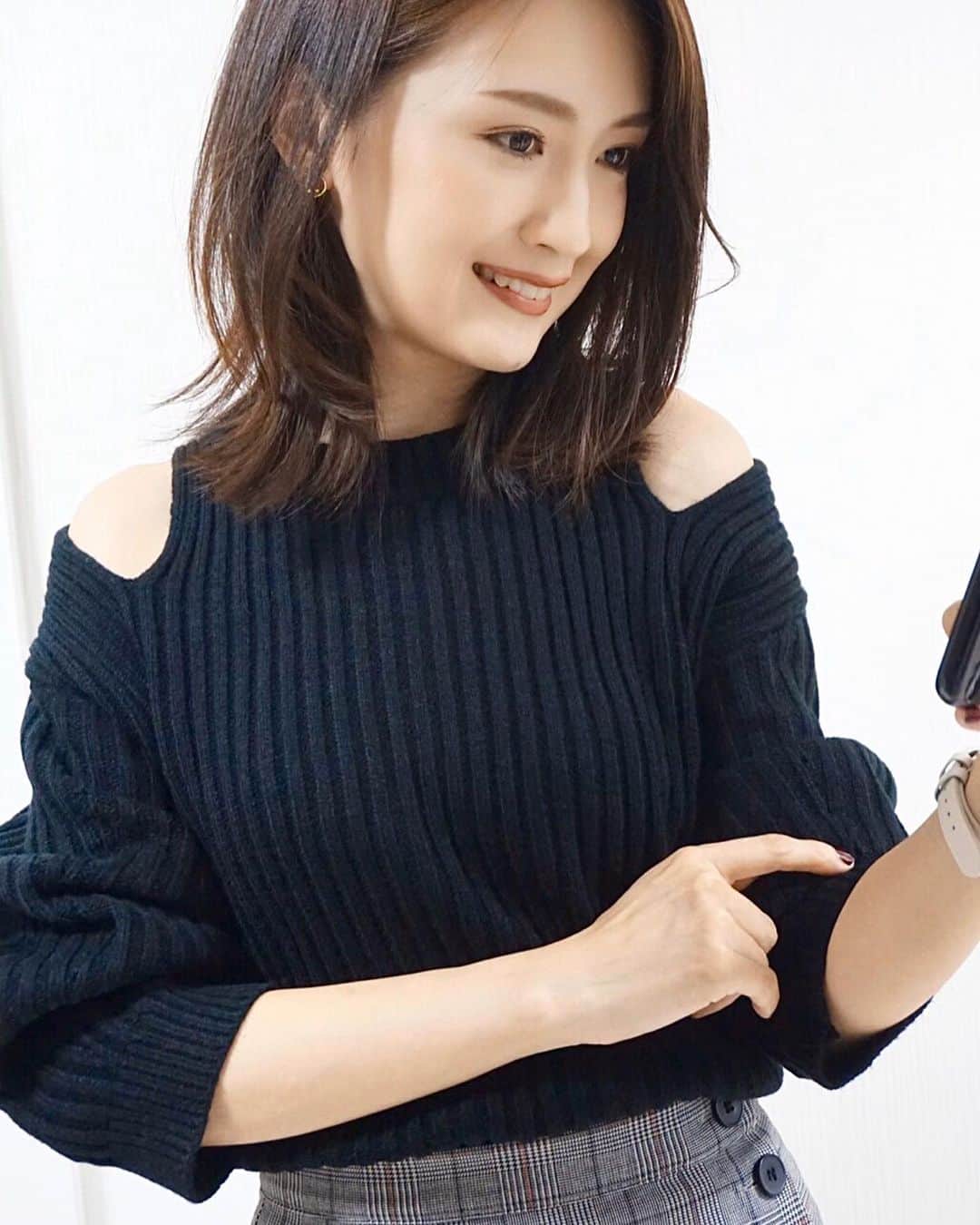 花岡維生さんのインスタグラム写真 - (花岡維生Instagram)「肩開きニット☺️✨ @innovate_as_ の肩開きニットは、肩を出しすぎない大人っぽいデザイン♡ 袖のゆったり感も可愛くて、モノトーンコーデのアクセントになってお気に入りです🥰 #innovate_as_ は、ブランド1周年を記念して、11月15日と16日の二日間、大阪にて1周年記念イベントを開催するそうです😊🌟 詳しくは、 @innovate_as_ をチェックしてみてくださいね🧡 #肩開きニット #秋コーデ #ニットコーデ #肩開きリブニット #autumnstyle #knitwear #coordinate #ootd #モノトーンコーデ #タイトスカート #黒ニット #今日のコーデ　#pr」10月10日 20時35分 - yuin.a