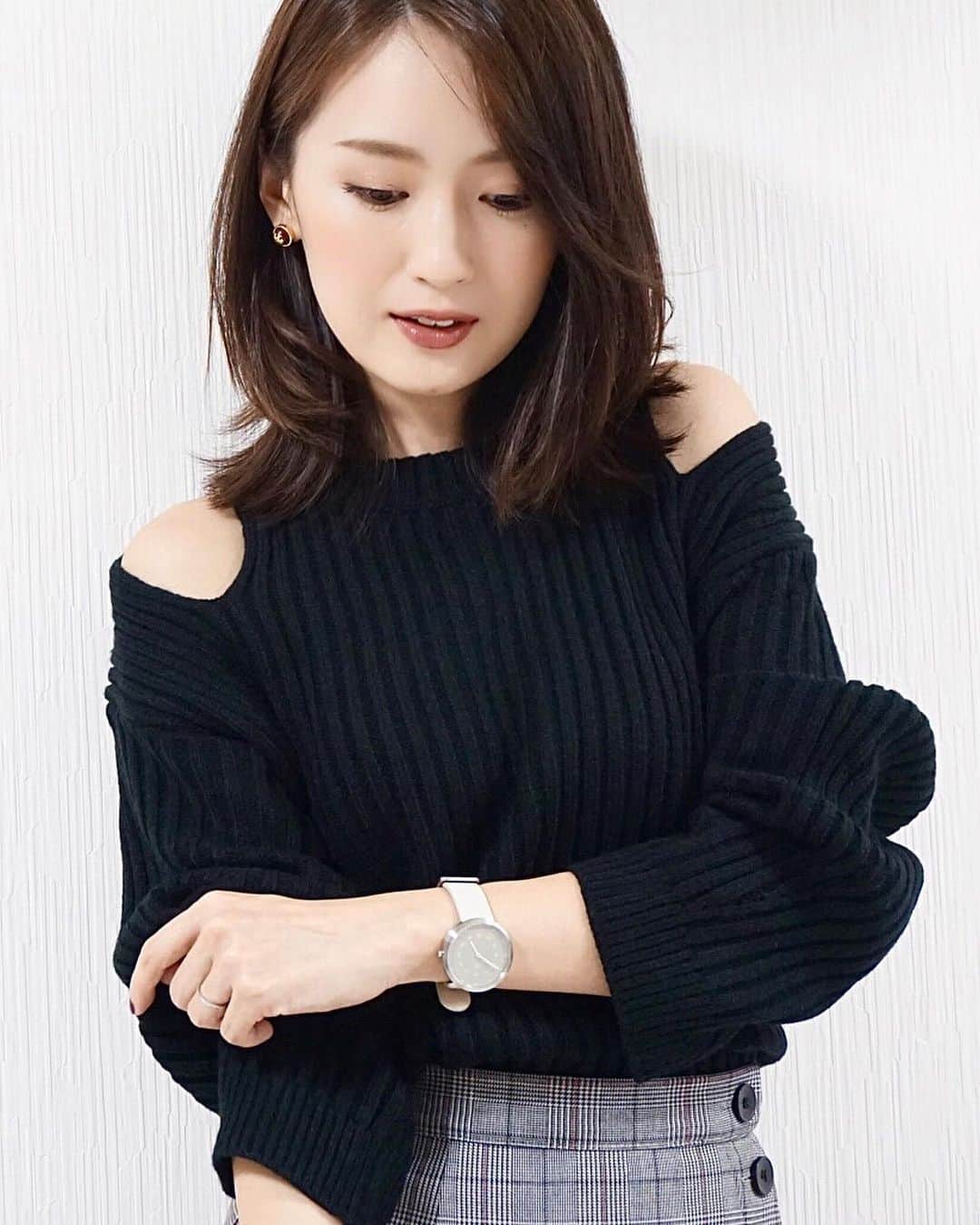 花岡維生さんのインスタグラム写真 - (花岡維生Instagram)「肩開きニット☺️✨ @innovate_as_ の肩開きニットは、肩を出しすぎない大人っぽいデザイン♡ 袖のゆったり感も可愛くて、モノトーンコーデのアクセントになってお気に入りです🥰 #innovate_as_ は、ブランド1周年を記念して、11月15日と16日の二日間、大阪にて1周年記念イベントを開催するそうです😊🌟 詳しくは、 @innovate_as_ をチェックしてみてくださいね🧡 #肩開きニット #秋コーデ #ニットコーデ #肩開きリブニット #autumnstyle #knitwear #coordinate #ootd #モノトーンコーデ #タイトスカート #黒ニット #今日のコーデ　#pr」10月10日 20時35分 - yuin.a