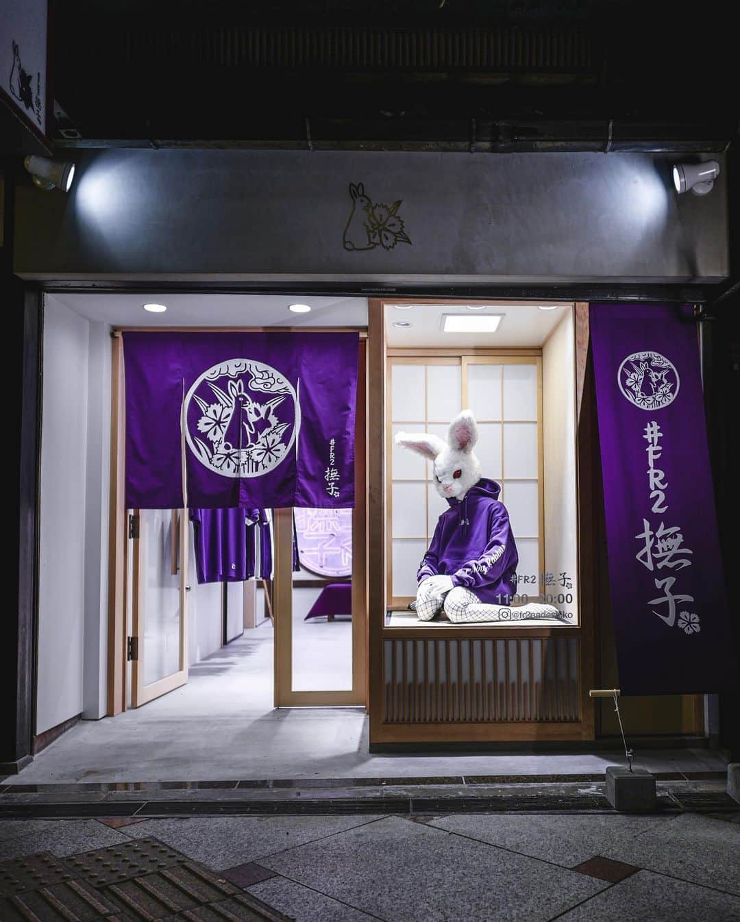 石川涼のインスタグラム：「八坂神社の目の前という最高のロケーションにオープンした#FR2撫子 @fr2nadeshiko 。  平日ど真ん中にもかかわらず朝6時から並んで頂いた方もいらっしゃったようで本当にありがとうございます。おかげさまでシリーズ地方店最高売り上げを記録しました。京都にお出掛けの際は是非お立ち寄り下さい。  世界に向けてさらに頑張ります。  #FR2撫子#fr2nadeshiko#fr2#fxxkingrabbits #京都#祇園#kyoto#gion#狂兎色情兎 #leica#leicasl#leicacamera」