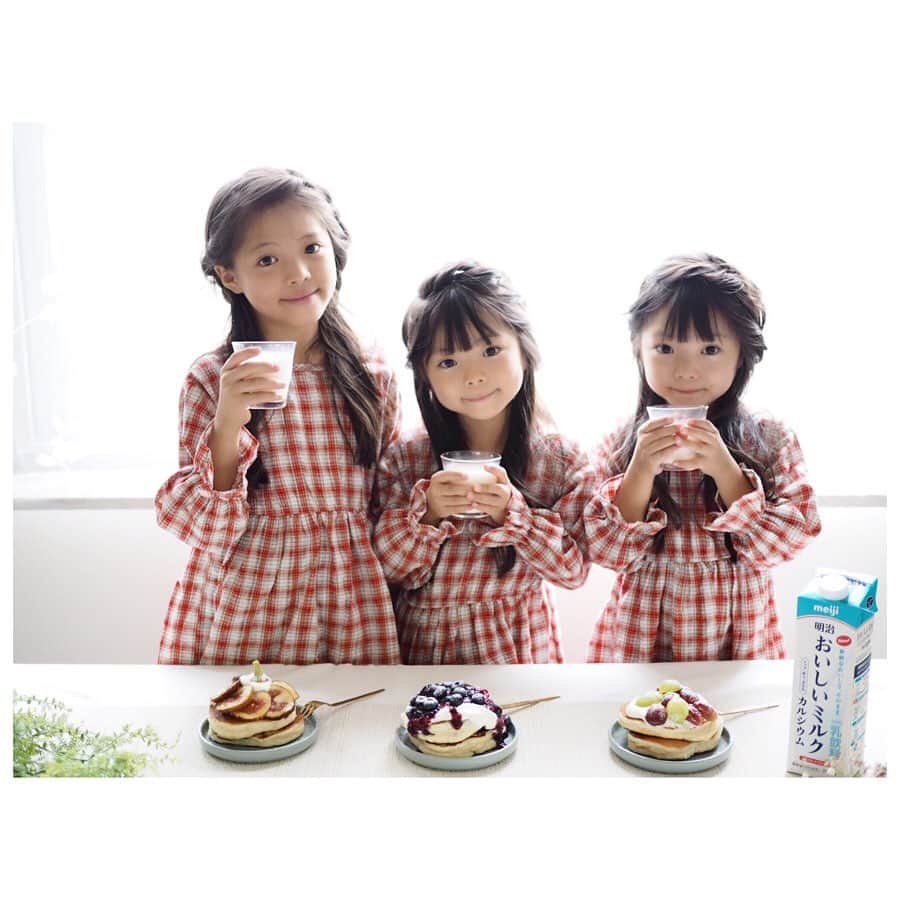 Yukiさんのインスタグラム写真 - (YukiInstagram)「三姉妹は牛乳が大好きで一日一本のペースでは足りないわが家ですww  パンケーキにも三姉妹の大好きな明治おいしいミルクカルシウムを入れて作りました♡  一緒にお料理するととってもにぎやかでたのしい時間♬︎♡ そのまま飲んでも、お料理に混ぜても美味しい✨  双子ちゃんの身長は交互に大きくなって、 今はほぼ同じくらいの身長です☺︎☺︎ いっぱい栄養を摂って大きくなってほしいなぁ(o^^o)  今なら明治LINE公式アカウントをお友達登録して 購入したレシート画像を送ると抽選でQUOカード1000円分が当たるみたい！ 応募できるのは200ml限定なのでお気をつけ下さい🙇‍♀️💗 ＃明治おいしい牛乳 #明治おいしいミルクカルシウム #LINEキャンペーン  #pr」10月10日 20時41分 - yukikuu96
