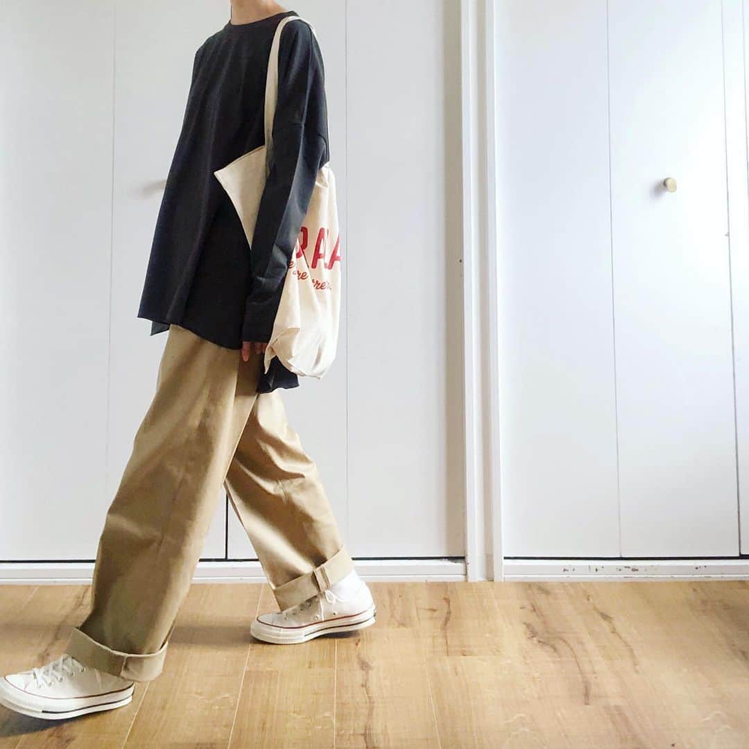 mikiさんのインスタグラム写真 - (mikiInstagram)「* 2019.10.10(thu) ・ シンプルなコーデに 存在感のあるでっかいトート持つのが過き♡ 今日はハイカットの白チャック👟✧ パンツの丈で何となくハイorロー使い分てます👀 ・ ・ トップス: @nikoand_official  パンツ: @kha_ki_official  バック: @naturalia_magasins_bio  靴: @converse . ・ ・ #チノパン #チノパンコーデ #トートバッグ #ロングtシャツ #nikoand #ボーイッシュ #メンズライク #秋コーデ #ベージュコーデ #白スニーカー #ハンツスタイル #シンプルコーデ #ゆるコーデ #kha_ki #ハイウエストチノ #コンバースコーデ」10月10日 20時47分 - miki__072