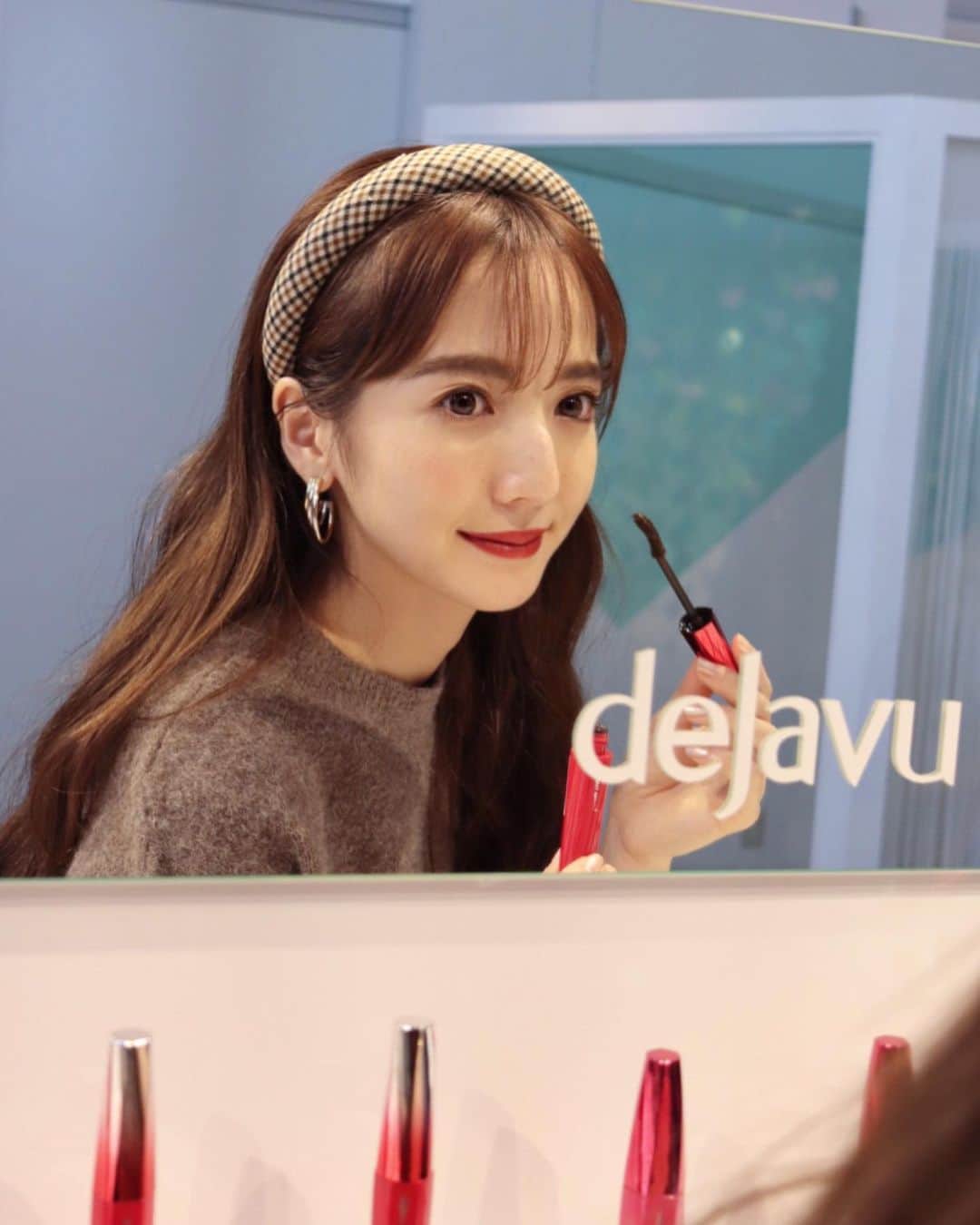 平木愛美のインスタグラム：「@dejavu_official.jp party💫  パッケージがリニューアルしたdejavu💕 . 「結果はまなざしにでる」 というコンセプトが素敵。  心はやっぱり、顔に、瞳に、表れますよね、、🚀💞 まつ毛がしっかり上がると気分も上がり、happyに🧚‍♂️ . 新しくなったパッケージも会場も、とても可愛い空間でした！！ ボルドーやネイビーブラックなカラーマスカラもあったりしてその日の気分や洋服によって変えるのも楽しいですね🧡  パーティーや撮影の日々、お肌のケアはサロンにもしっかり通うようにしていて #エスビューティークリニック さんに先日も行ってきたよ♡ たっぷり保湿してもらったおかげさまでお肌調子も良きです🧸 . #dejavu #デジャヴュ #結果はまなざしに出る」
