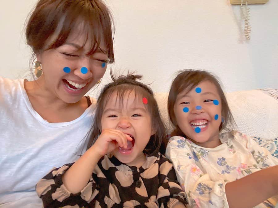 高橋有紀子のインスタグラム：「* 少しでもママが子育てを楽しく、 ママの“やりたい！”という気持ちの お手伝いができたらと思って始めたベビーシッター🤱🏽💫 * * 大事なお子様を他人に預けるって きっとママにとっては不安なこと。  ずっとママと一緒にいる子どもも ママと離れる不安がある。  それでもシッター中の子ども達はこんなに笑顔で、 新しい刺激を受けて帰っていきます✨ * * まだまだベビーシッターへのハードルが高い日本。  本当はもっと気軽に利用して欲しいけど、 「困った！どうしよう！」っていうときに パッと思い浮かぶママ達の拠り所であれたら嬉しいです🥰 * * 思い返したらベビーシッターを始めたのは ゆいまるがまだ1歳ちょっとのとき。  3歳となった今ではすっかりお姉さんになって 大事なオモチャやタオルも貸してあげられて 一緒にお世話をしてくれるまでに成長してました🥺💕 * * お預かりしている子どもたちの成長を見れることも、 いつも信頼して預けてくださることも 本当に嬉しくて有り難く思います💐 * * ゆいまるの幼稚園送迎の関係で ご要望に添えないこともありますが、 できる限り応えていきたいと思っているので ご質問やご依頼はお気軽にご連絡ください💌 ※引き続きお友達とご紹介のみとなっておりますのでご了承ください。 * * ※お写真の許可頂いています。 * #ベビーシッター #ワーママ #働くママ #子育て支援 #ママ #子育て #子育てママ #子どものいる暮らし #子どもが好き」