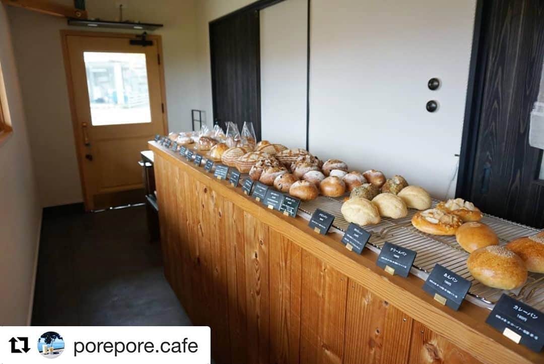 西条市さんのインスタグラム写真 - (西条市Instagram)「@porepore.cafe さんの投稿をご紹介！  縦長空間、何度も、行ったり来たりしてしまいそう…🍞 ・・・ ✲*ﾟ﻿ 久しぶりのパン活﻿ 丹原の#自家製酵母パンArbre さんへ﻿ ﻿ HappyBagelさんに向かう道中に﻿ 現れるこじんまりしたかわいいお店﻿ 丹原総合公園のすぐ近く﻿ ﻿ 営業日が木金土、第1日曜日と﻿ 少ないためなかなか訪れる機会がなく﻿ ようやく来れた✨﻿ ﻿ 店内は縦に細長くって﻿ 端からワクワクしながらパンをチョイス﻿ ﻿ #梨のガレット﻿ #クリームパン﻿ #メロンパン﻿ #カレーパン﻿ #トウモロコシのパン﻿ その他もろもろ…購入！﻿ ﻿ 個人的にとうもろこしのパンが﻿ 美味しかった～✨﻿ メロンパンはちょっとレモン風味🤔﻿？ 表面がザクザクカリカリっ！﻿ 梨のガレットは梨のコンポート﻿ めちゃくちゃ大きかった～﻿ ﻿ 最近ランチに行くこと多いから﻿ 朝は控えてて…豆乳とか青汁とか。﻿ だからパンもベーグルも﻿ ちょっと控え中😂だったから﻿ 久々のパン屋開拓楽しかった✨﻿ ﻿ #愛媛パン屋#西条パン屋﻿ #丹原パン屋#パン屋巡り﻿ #パンスタグラム#パン活﻿ #パン好きな人と繋がりたい﻿ #パン好き#新しいパン屋﻿ #lovesaijo﻿ #海賊グルメ#海賊フォト﻿」10月10日 20時52分 - lovesaijo