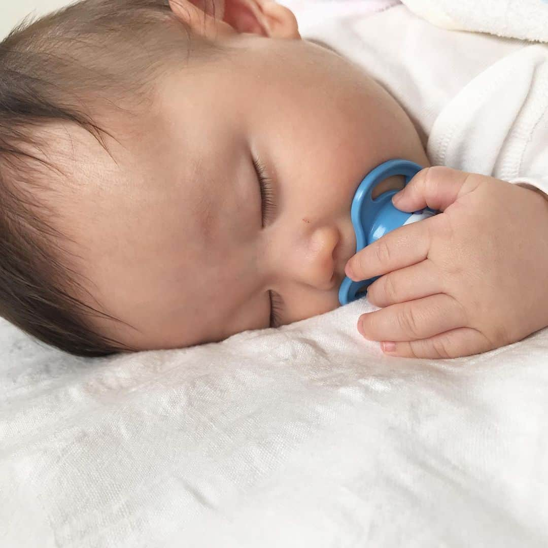 黒澤かなえさんのインスタグラム写真 - (黒澤かなえInstagram)「息子とおひるね☀︎ 隣ですやすや眠る息子に幸せを感じます。 愛おしいなぁ。幸せだなぁ。と眺めながら改めて。 ．  そう、昨日は息子初めての一時保育でした。 4時間という短い時間でしたが 夫婦2人で息子の様子が心配で心配で。。 ．  預けた瞬間から 教室の入り口にへばりついてなかなか帰らない夫婦。笑 カフェに入って一息ついては 「今どんな感じか電話で聞いてみようよ」と夫。 冗談だけど本気に聞こえて笑える。笑 移動の電車のなかでも息子の写真見てた夫。笑 ．  息子が産まれてからほぼ初めての2人の時間でしたが 気付いたら 息子の話しばかりして息子のことばかり想ってました。  まだ4か月なのに キミが居てくれないと なんだかしっくりきませんわ。😇 ．  息子はというとお迎えに行ったら ニコニコご機嫌で先生に抱っこしてもらってました。 ミルク飲んで眠って終始ご機嫌だったそう。 良かったね〜良かったよ〜！ また大きく成長したね！ 私たちもしました。笑  #生後4ヶ月#男の子#男の子ベビー#令和ベビー#赤ちゃんのいる暮らし#ママモデル#男の子ママ#里帰り出産#成長#癒し#0歳児」10月10日 21時03分 - k_kana