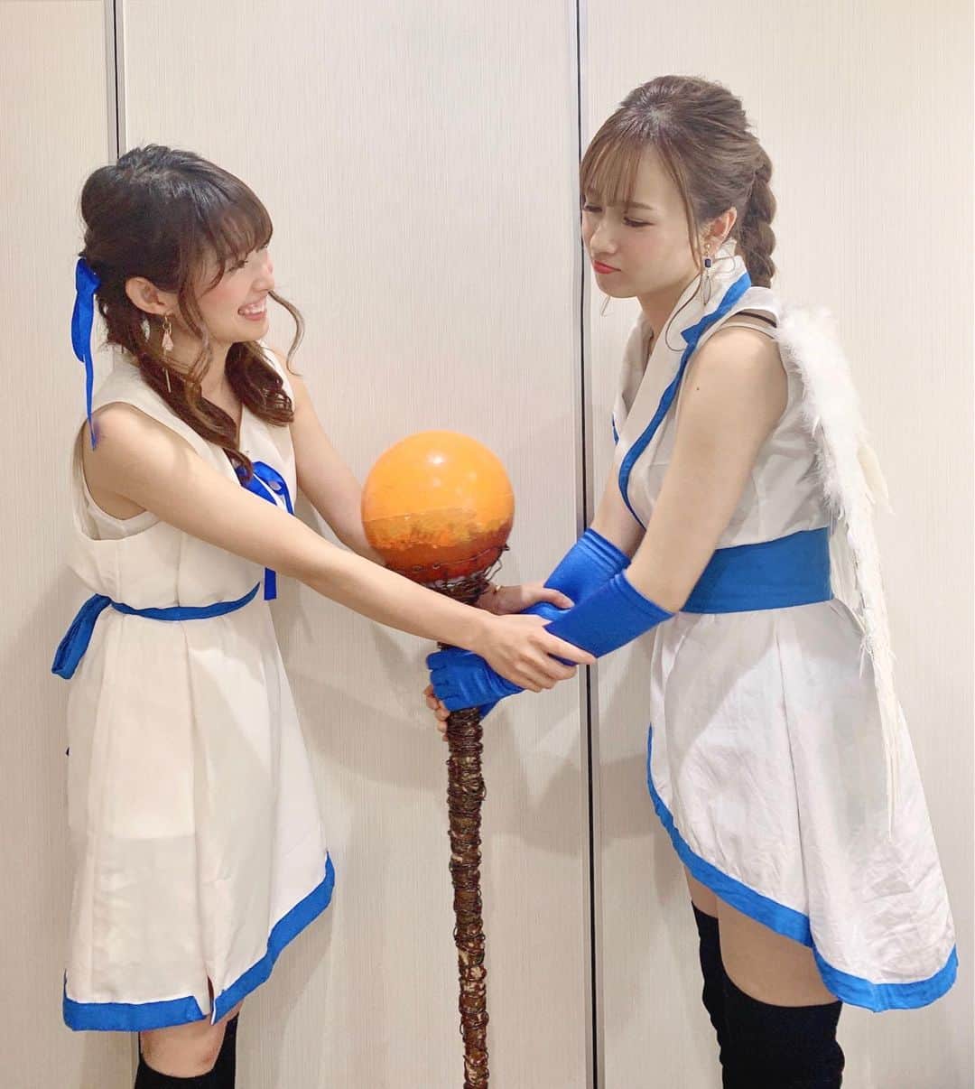 のインスタグラム：「. 劇団MONA「 #神様からの贈り物 」 札幌公演まであと3日！！✨ . 写真は、神様 アダン役の ゴディこと りほちゃんと🎶 @riiih0_s2  アダン＆ソアン💫 仲良しな２人のやりとりも 楽しみにして頂けたらと思います💕笑 . . ２枚目は☞  天空チーム👼🌈 . ソフィア先生役  あひる ✩ @mn_saki1220 付き人 SHINGO 役  らいと ✩ @sasaki.syunsuke . . 天空シーンでは本当に沢山の メッセージがぎゅーっと詰まっていて、 私の中でまさに＂人生の教科書＂です✨✨ . それぞれが個性あるキャラクターで 大切なことを伝えてくれますので 一つ一つの言葉にも注目して 観て頂けると嬉しいです☺️ . . 10/13(日)  開場 16:15〜 開演 17:00〜 場所: BLOCH (北海道札幌市中央区北3条東5丁目5) . チケットご用意あります💕 ▶︎ @gekidan_mona . - - - - - - - - - - - - - - - - - - - - MONA公式 ▷ @mona_magazine - - - - - - - - - - - - - - - - - - - -」