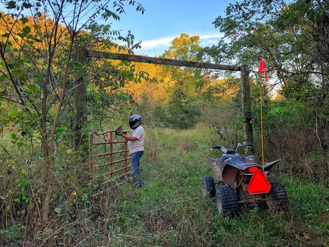 ルーカス・グラビールさんのインスタグラム写真 - (ルーカス・グラビールInstagram)「I had such a wonderful time home in Missouri. Mom (@jeangrabeel) and Dad took care of me. Cooking and movies with Mom, Cabin in the woods and ATVs with Dad. #perfect. Call your parents, tell them you love them, don't lie to them, and make sure they truly know who you REALLY are. ❤️」10月10日 12時10分 - mrgrabeel