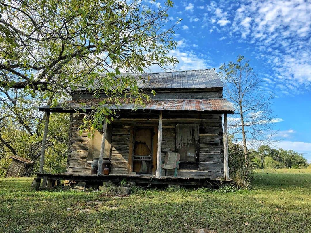 ルーカス・グラビールさんのインスタグラム写真 - (ルーカス・グラビールInstagram)「I had such a wonderful time home in Missouri. Mom (@jeangrabeel) and Dad took care of me. Cooking and movies with Mom, Cabin in the woods and ATVs with Dad. #perfect. Call your parents, tell them you love them, don't lie to them, and make sure they truly know who you REALLY are. ❤️」10月10日 12時10分 - mrgrabeel