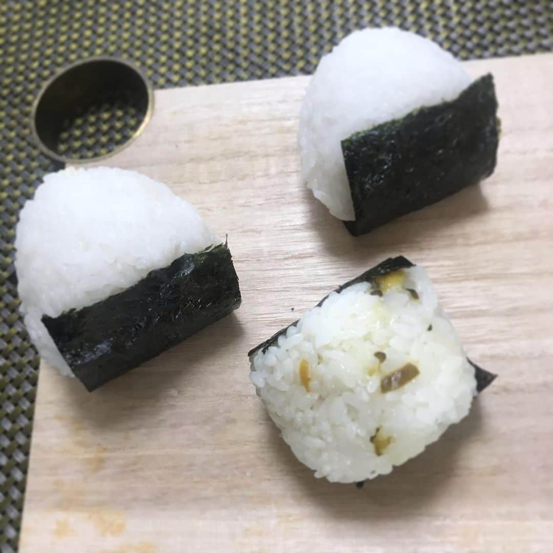 池山文のインスタグラム：「息子さんは風邪ひいて早退。でも、食欲はある。早く元気になってー 　#OnigiriAction」