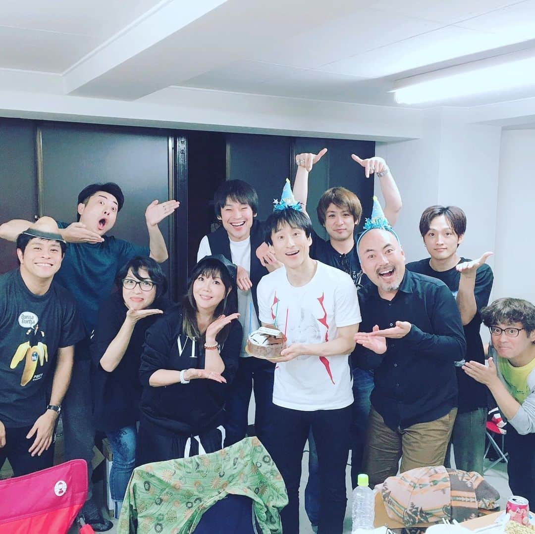 平田裕一郎さんのインスタグラム写真 - (平田裕一郎Instagram)「ボクのサンキュウ。昨日から稽古スタートしました。顔合わせ、本読みをして、そのあと懇親会。  誕生日だった、なだぎさん、浅野さんのお祝いして、 真珠婚の菜摘さんのお祝いを出来て、皆さんでわいわいと楽しい時間でした！！ なだぎさん、浅野さん、菜摘さんおめでとうございます！！ 今日も頑張ります。  #ボクのサンキュウ」10月10日 12時19分 - yuichiro_hirata