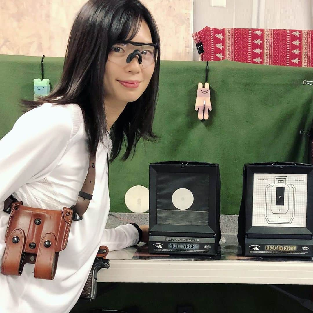 田渕亜季さんのインスタグラム写真 - (田渕亜季Instagram)「、 シューティング 射的のTEAM TARGET  的は"Pro TARGET" いろいろな競技の TEAM TARGET ありますね(^^) 、 、 、 #axf #AkiTabuchi #target  #targetdarts #コルトガバメント  #teamtarget #ダーツプロ  #ダーツ #シューティング  #射撃場 #射的 #グロック  #GLOCK  #ハンドガン #ガスブロ  #glock19  #グロック19 #darts  #target #東京マルイ #1911 #m1911a1 #protarget #ターゲット」10月10日 12時13分 - akitabuchi.official