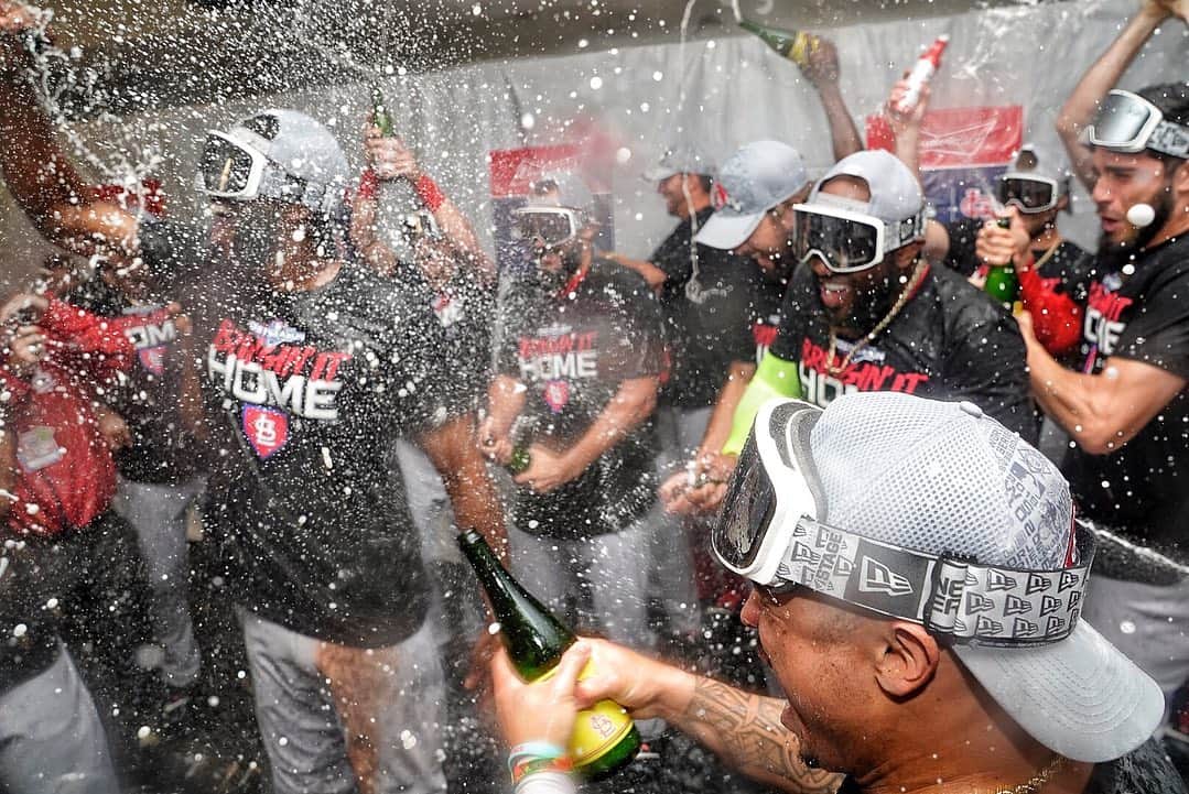 セントルイス・カージナルスさんのインスタグラム写真 - (セントルイス・カージナルスInstagram)「💦🍾 Reigning Champagne」10月10日 12時15分 - cardinals