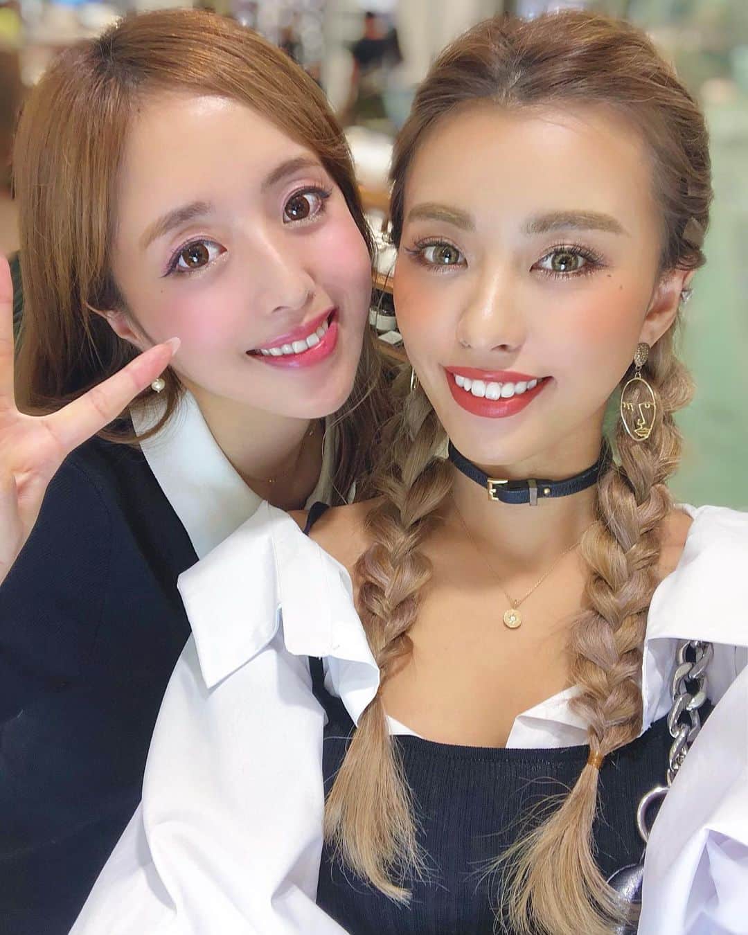 のインスタグラム：「👭💛❤️💚 . . 明日からありんこ🐜とずっと一緒だ♡♡ ずうっと楽しみにしてたんだーーっ✈️🏝🌺 ha〜わくわくっ🥺❣️ . . しばしなち旅に出てまいるっ🤞🏾💕 たっくさん冒険してこよーっと🏝💋 にひひ〜っ☺︎🌈 どこに行くか当ててねっ🌞🎶 . . . #cjd_naho #dancer #me #girls #japanesegirl #makeup #travel #love #なち #なちぽん #ダンサー #メイク #プライベート #旅 #なち旅 #旅行 #冒険 #楽しみ #わくわく #旅好き #trip #南国」