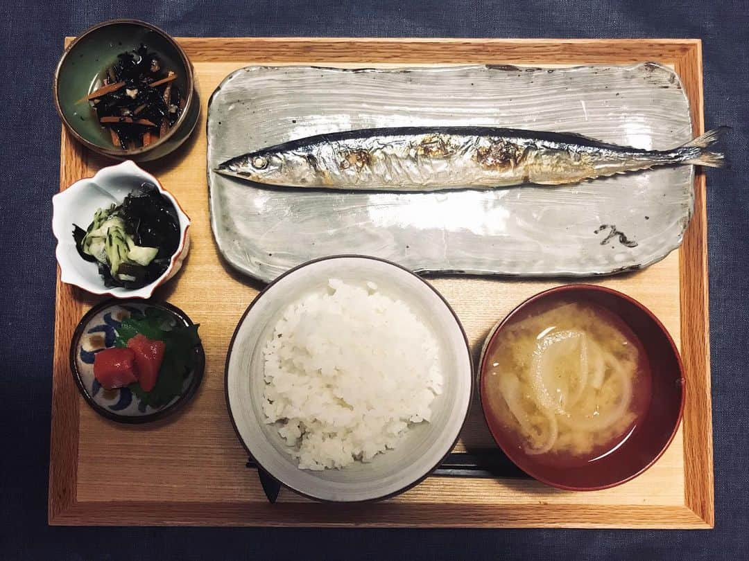 柏木作夢さんのインスタグラム写真 - (柏木作夢Instagram)「昨晩、秋刀魚、食べた。  喉に骨刺さって、救急車呼びかけた。  妻はふざけてるものだと思い込み、呼んでくれなかった。  ボクは死ぬのが、本当に怖かった。  もう狼少年はやめようと思った。  #nagimeshi #dinner #foodporn #秋刀魚」10月10日 12時20分 - samukashiwagi