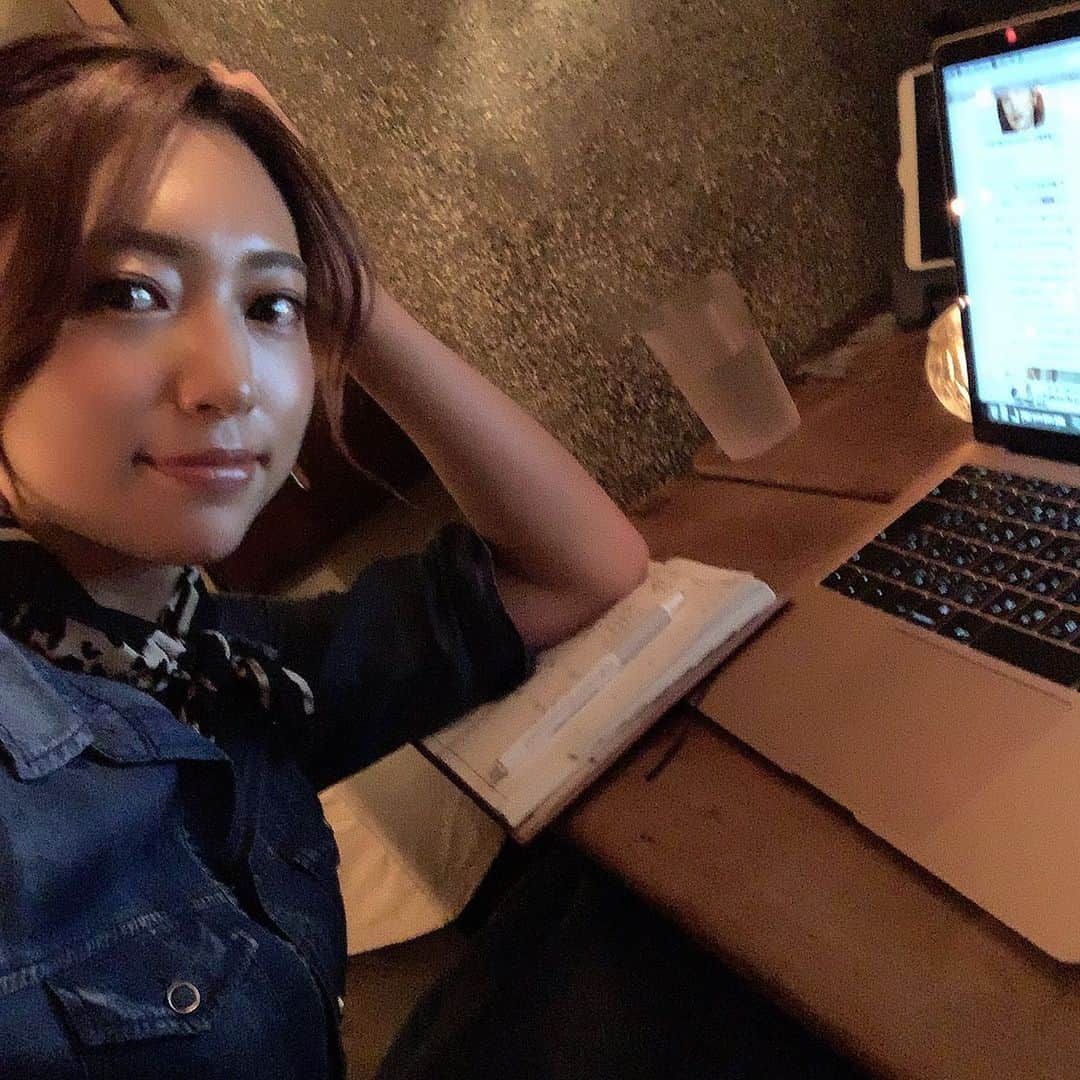 唯可（yuika）さんのインスタグラム写真 - (唯可（yuika）Instagram)「* 最近はおしゃれなカフェ巡りに 今さらですがハマっています🥺💛 * パソコンも使うけどアナログ人間だから 絶対手帳に文字書く派📝 #唯カフェ」10月10日 12時22分 - yu.i.k.a