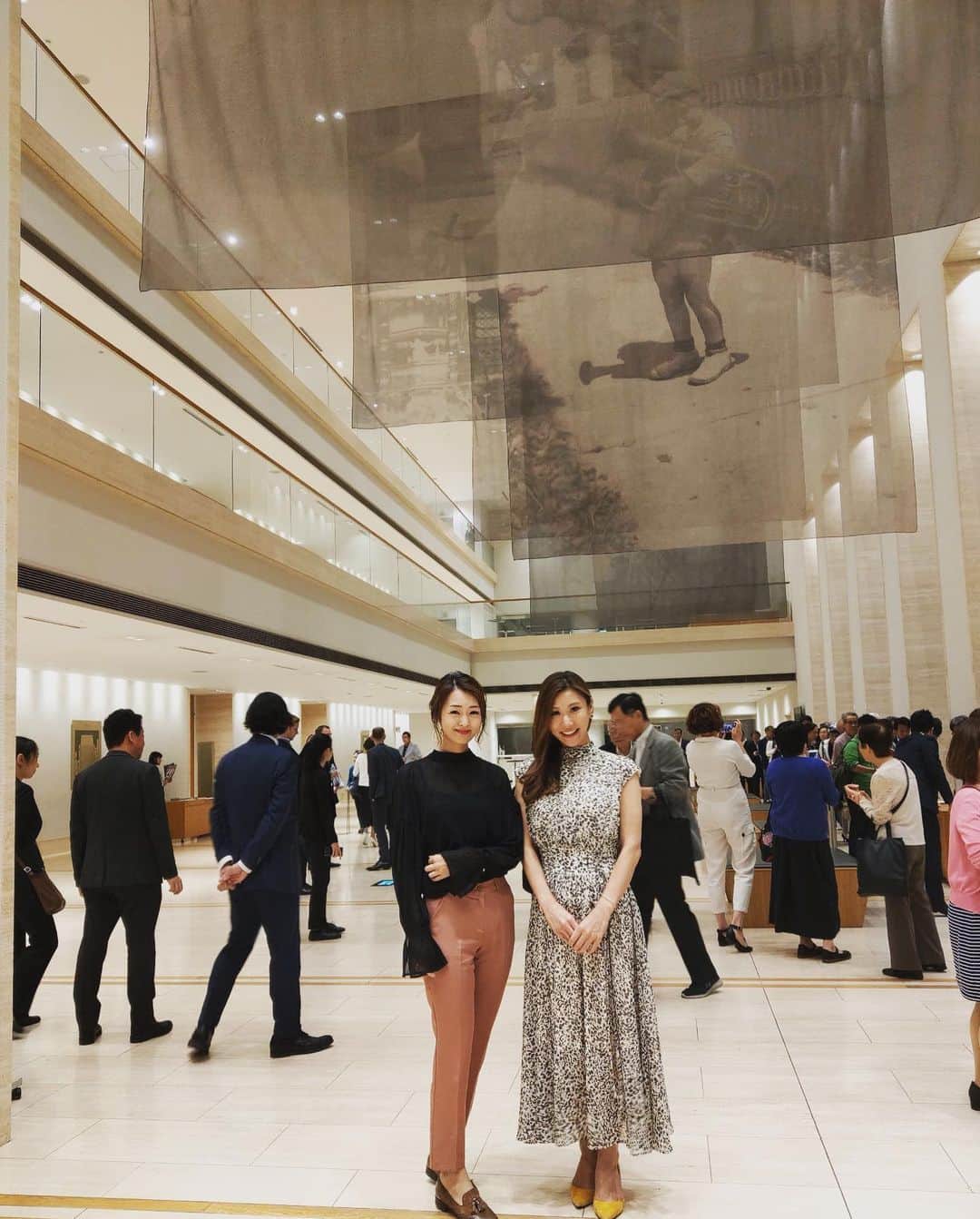 大西暁子さんのインスタグラム写真 - (大西暁子Instagram)「ロビン・ティチアーティ指揮・ベルリン・ドイツ交響楽団とソプラノ歌手森麻季さんのコンサートへ行ってきました🌙﻿ ﻿ 神聖な雰囲気と、生で感じるオーケストラの迫力に鳥肌が何度たったか分からない😳 ﻿ 約1時間の曲もストーリーのような展開に夢中になりました🥰﻿ ﻿ そして森麻季さんの歌声や姿は 思い描いていたお姫様そのまんま💛 小鳥たちが周りを飛んでいるように見えたよ🕊  美しい🥺🧡 ﻿ #東京オペラシティ #ベルリンドイツ交響楽団」10月10日 12時22分 - akiko_onishi11