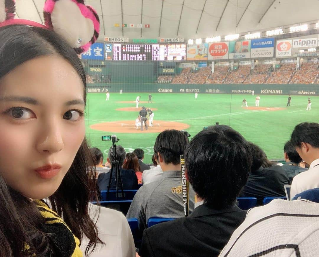 浜口順子さんのインスタグラム写真 - (浜口順子Instagram)「CSファイナル進出じゃー🔥 愛する #hanshin  #tigers  #阪神タイガース 、東京ドーム連れてってくれてありがとうございます😊 #現地参戦　してきましたよ❤️ すごいところで観させていただき大興奮。目の前スコアラーさんの皆さん（たぶん）いう…🥺✌️ プロの皆さんはどんなお仕事されてるのかそっちも気になっちゃうミーハーファンですw 試合、じっくり観させていただきました❣️ 鳥谷選手もばっちり目に焼きつけましたよ🥺 試合は残念ながら負けてしまいました😭 悔しい。悔しすぎる。 でもまだまだこれから🔥 ピンチはチャンス⤴︎ 今日は勝ちましょう❤️」10月10日 12時36分 - hamaguchijunko