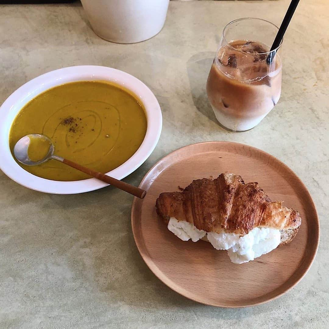 isutaさんのインスタグラム写真 - (isutaInstagram)「. 福岡にあるおしゃれなパン屋さん「amam dacotan」。 食パン、菓子パン、お総菜パンどれもおいしそうですよね♡ . 内装や外観の雰囲気もとっても素敵なんです♪ 店内ではおいしいパンと共にカフェタイム、ランチが楽しめますよ！ . ぜひチェックしてみてくださいね。 _____ access：福岡県福岡市中央区六本松3-7-6 open：10:00～18:00 close：水曜日 _____  photo by @stm_1230 @rietiiiin  @____peachco____ . #isuta #isutapic #isutacafe #isuta_福岡カフェ #isuta_福岡」10月10日 12時31分 - isuta_jp