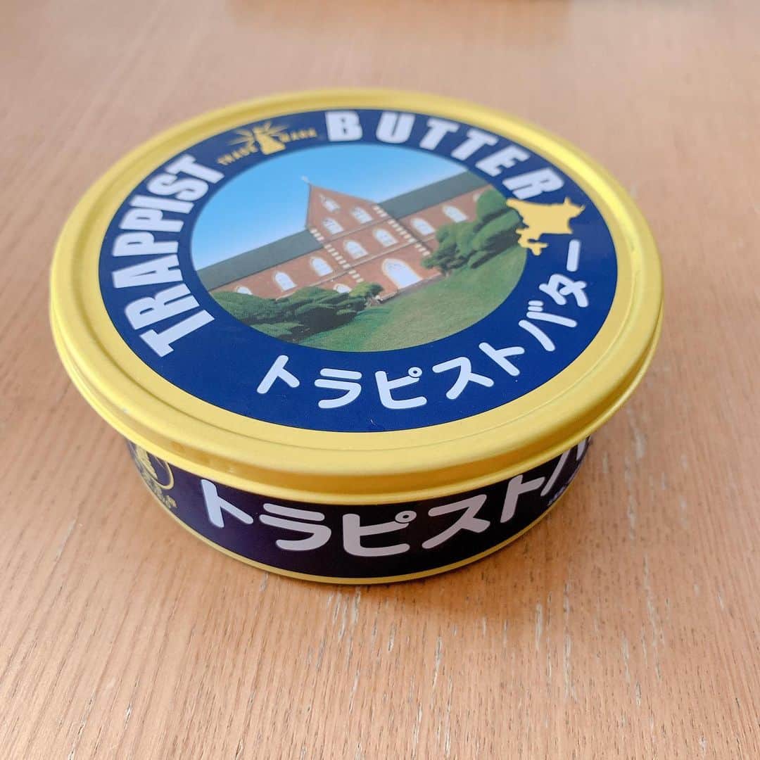 梅津有希子さんのインスタグラム写真 - (梅津有希子Instagram)「おひるはトラピストバタートースト、ブロッコリーのサラダ、トマトジュース「リコピンリッチ」。バター、昔からずっとこの缶見てたけど初めて食べた！ 発酵バターだったのね。香り豊かでとてもおいしい😋 #トースト #バター #butter」10月10日 12時31分 - y_umetsu