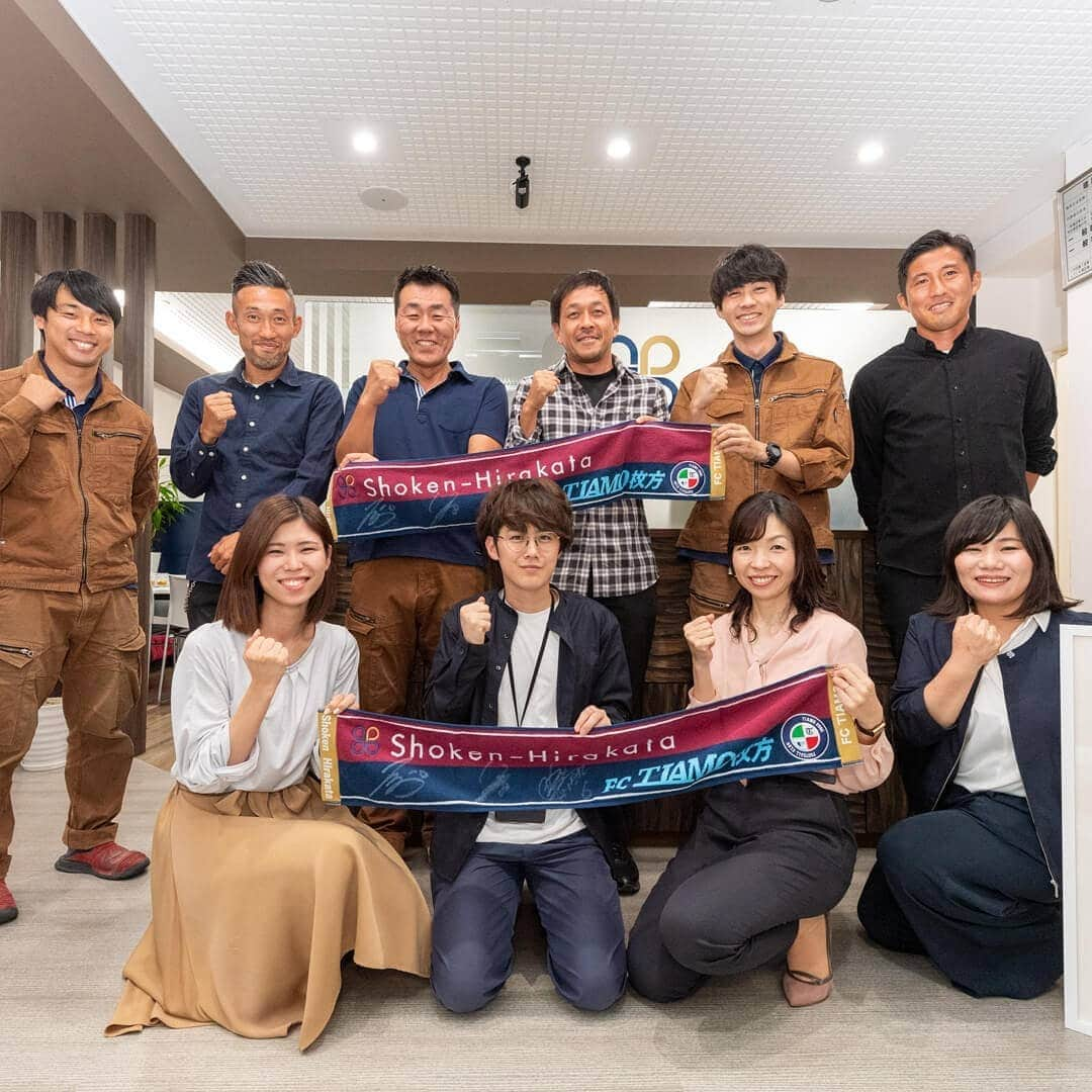 設計室 匠建枚方さんのインスタグラム写真 - (設計室 匠建枚方Instagram)「⚽Ｊリーグ入りを目指す「FCTIAMO枚方」から、元Ｊリーガーの二川孝広、野沢拓也 、田中英雄選手が匠建枚方にやってきた～ ・ 🎊この日、元ガンバ大阪の二川選手、元鹿島アントラーズの野沢選手、元ヴィッセル神戸の田中選手が、当社イベント企画に参加協力してくださいました。 ・ 🙋その模様は11月、YouTubeにアップする予定です。３人の選手の意外な一面を見ることができます。ティアモ枚方のサポーターの方々や、各選手のファンのみなさまは楽しみにお待ちください。 ・  #匠建枚方 #注文住宅 #fctiamo #fctiamo枚方 #二川孝広 #野沢拓也 #田中英雄 #ガンバ大阪 #鹿島アントラーズ #ヴィッセル神戸 #サッカー #日本代表 #Jリーグ #新築 #一戸建て #工務店 #住まい #建築 #大阪 #京都 #枚方 #枚方市 #マイホーム #マイホーム計画 #家づくり #暮らし #暮らしを楽しむ #設計 #設計事務所 #写真」10月10日 12時38分 - shokenhirakata