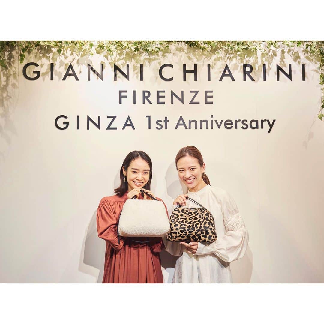 のインスタグラム：「👜 『GIANNI CHIARINI』GINZA  1st Anniversary 銀座店 １周年おめでとうございます♡ 使いやすいデザイン・カラバリが豊富で・・・ 気になるバッグが沢山になってしまった〜 麻恵ちゃんとは一緒のデザインだけど違った素材のオソロ☺︎☺︎ 白いモコモコはエコファーでお気に入り♡ #brand #giannichiarini #ジャンニキアリーニ →@giannichiarini_jp #Japan #Tokyo #GINZA #1stanniversary #fashion #bag #photo #akephoto #akeevent #thankyou #model #satorujapan #akemigondo  #モデル #サトルジャパン #権藤朱実 →@satorujapan_official @akemigondo ☑︎プロフィールのリンクにて、他のバッグたちをご紹介♡ My blog『ake photo』 →http://ameblo.jp/akemi-gondo/ @ponpon_marcy ☺︎thank you♡」