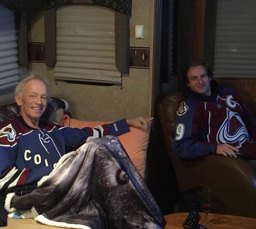 ギャレット・マッキーンのインスタグラム：「Happy Birthday Uncle Ed!! I am extremely grateful I was able to travel to Colorado and visit before your passing. I couldn’t have asked for a better person to join my bucket list event at the Avalanche game. Knowing you, you’ve got your bass in hand jamming with new people up above 😌🤘🏼 #fuckcancer」