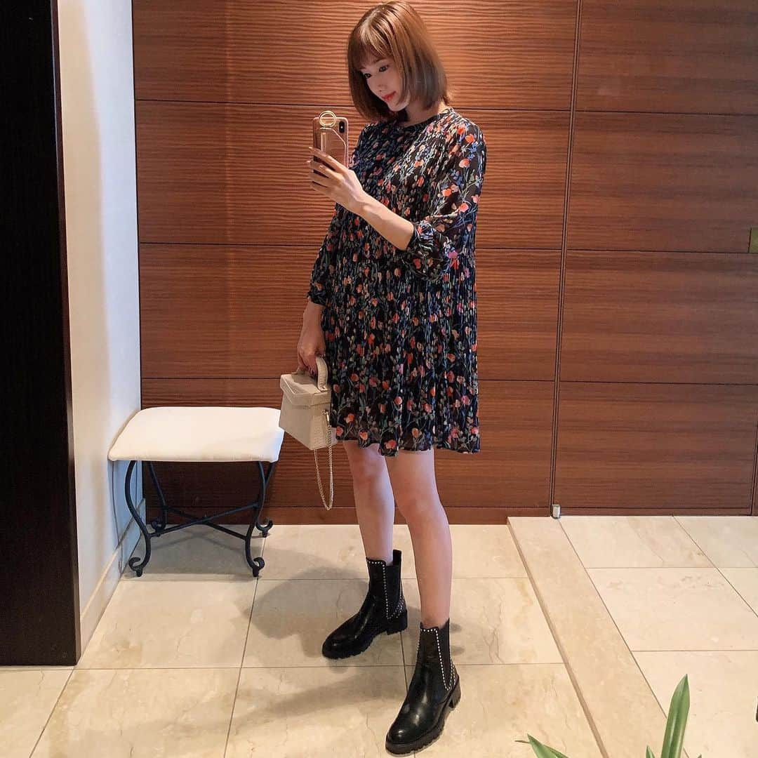 多岐川華子さんのインスタグラム写真 - (多岐川華子Instagram)「防寒メインになる前のお楽しみ💁‍♀️素足にブーツって大好きだけど寒がりだから今しかできない🌾 . op#zara shoes#zara bag#zara . . #ootd#fashion#instafashion#onepiece#autumnfashion#私服#秋服#秋コーデ#zaraコーデ#全身zaraコーデ#ワンピ#ワンピース#ミニ丈#ブーツ」10月10日 12時57分 - hanako__official