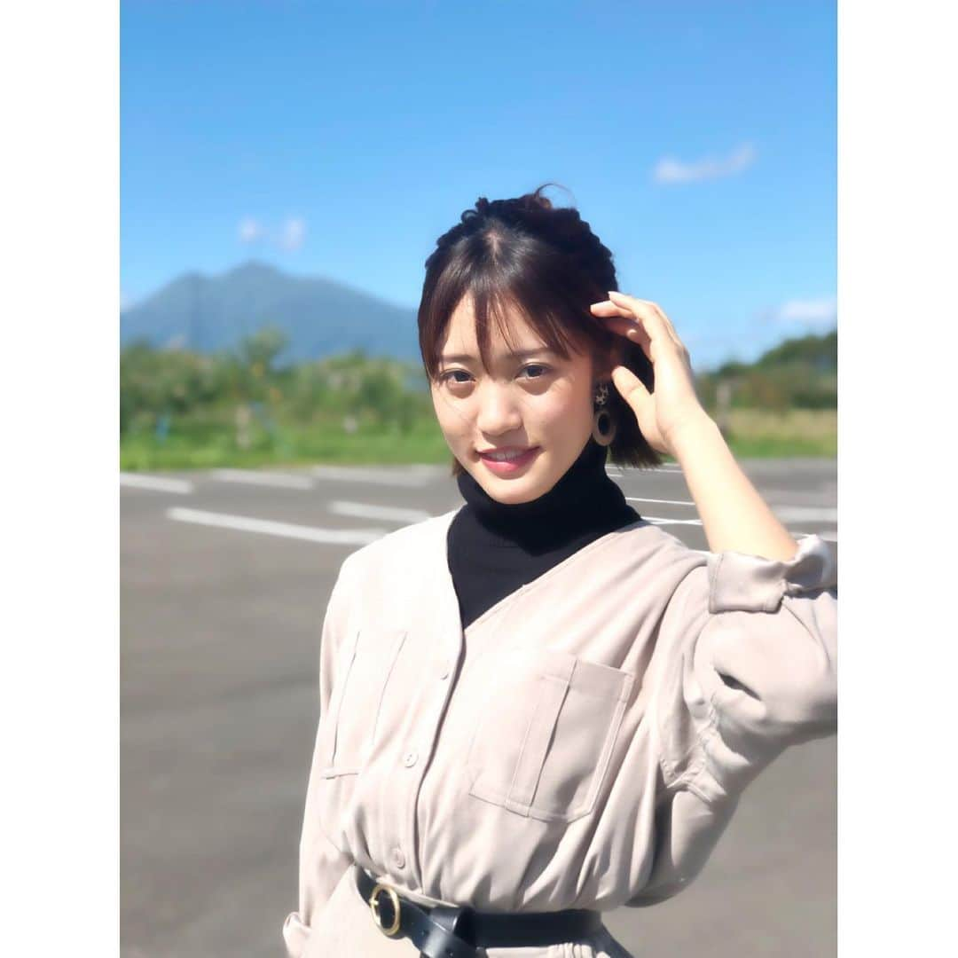 王林さんのインスタグラム写真 - (王林Instagram)「❤︎ 今日は#ダウンタウンdx に出演させて頂きます❣️ 私の大大大大大切な大大大大大大好きなおじいちゃん、おばあちゃんに会いに行きました☺️💗 見てね☺︎ #日本テレビ . . この時の衣装は#righton さん👗✨ セットアップ風の秋らしいコーデでかわいかった🤤 . . #アメカジ #アメカジ女子 #amekaji  #ライトオン #ライトオンコーデ  #HONEYSUCKLEROSE #BASICBELT #さくら野弘前店 #rightonpr」10月10日 12時59分 - ourin_ringoooo