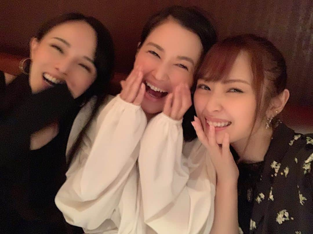 大湖せしるさんのインスタグラム写真 - (大湖せしるInstagram)「﻿ ﻿ 斬バサ女子会﻿ ﻿ やっと３人で会えたっ﻿ ﻿ 何食べる？に﻿ お鍋で即決﻿ ﻿ 天政奉還と言うたら﻿ これでしょ﻿ ﻿ 本番中からずっと﻿ 食べたいねって話してたから﻿ やっと叶ったぁ﻿ ﻿ ありさは変わらず﻿ 太陽みたいに元気やったし、﻿ 卒業発表後の﻿ あかねの顔も見れて﻿ なんだかホッとした。。﻿ ﻿ また集おうねって﻿ 約束して解散﻿ ﻿ ふたりの笑顔に﻿ 癒された時間でした♪﻿ ﻿ ﻿#斬バサ #女子会 #お鍋  #高柳明音 ちゃん #出口亜梨沙 ちゃん #1枚目 #めっちゃ #楽しそう #良き写真」10月10日 13時10分 - cecile_daigo