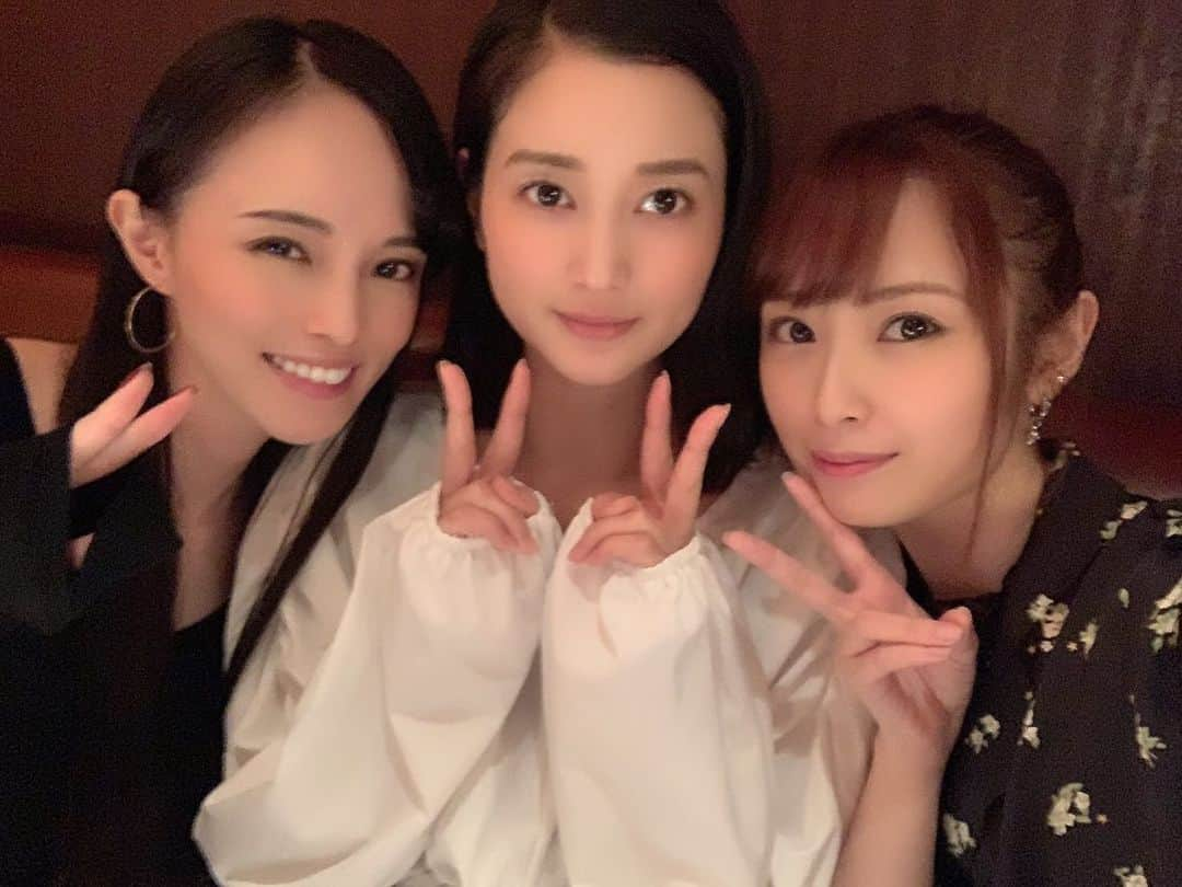 大湖せしるさんのインスタグラム写真 - (大湖せしるInstagram)「﻿ ﻿ 斬バサ女子会﻿ ﻿ やっと３人で会えたっ﻿ ﻿ 何食べる？に﻿ お鍋で即決﻿ ﻿ 天政奉還と言うたら﻿ これでしょ﻿ ﻿ 本番中からずっと﻿ 食べたいねって話してたから﻿ やっと叶ったぁ﻿ ﻿ ありさは変わらず﻿ 太陽みたいに元気やったし、﻿ 卒業発表後の﻿ あかねの顔も見れて﻿ なんだかホッとした。。﻿ ﻿ また集おうねって﻿ 約束して解散﻿ ﻿ ふたりの笑顔に﻿ 癒された時間でした♪﻿ ﻿ ﻿#斬バサ #女子会 #お鍋  #高柳明音 ちゃん #出口亜梨沙 ちゃん #1枚目 #めっちゃ #楽しそう #良き写真」10月10日 13時10分 - cecile_daigo