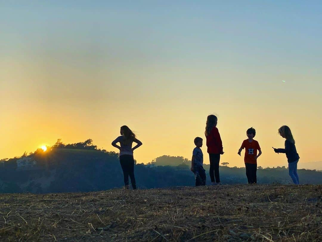 サラ・ラファティさんのインスタグラム写真 - (サラ・ラファティInstagram)「Tonight our new neighbors invited us to share in their Yom Kippur traditions and to break the fast with them. We hiked, blew the shofar for the very first time, prayed and feasted. We learned the etymology of “companion”, which you may already know, literally means “one who breaks bread with another”..... I’m letting that sink in as the sun sets on this holy day....praying for more literal and figurative bread breaking in our troubled and beautiful world. Cheers, or as our friends say, L’Chaim. 🥖 🍞 🥯」10月10日 13時28分 - iamsarahgrafferty