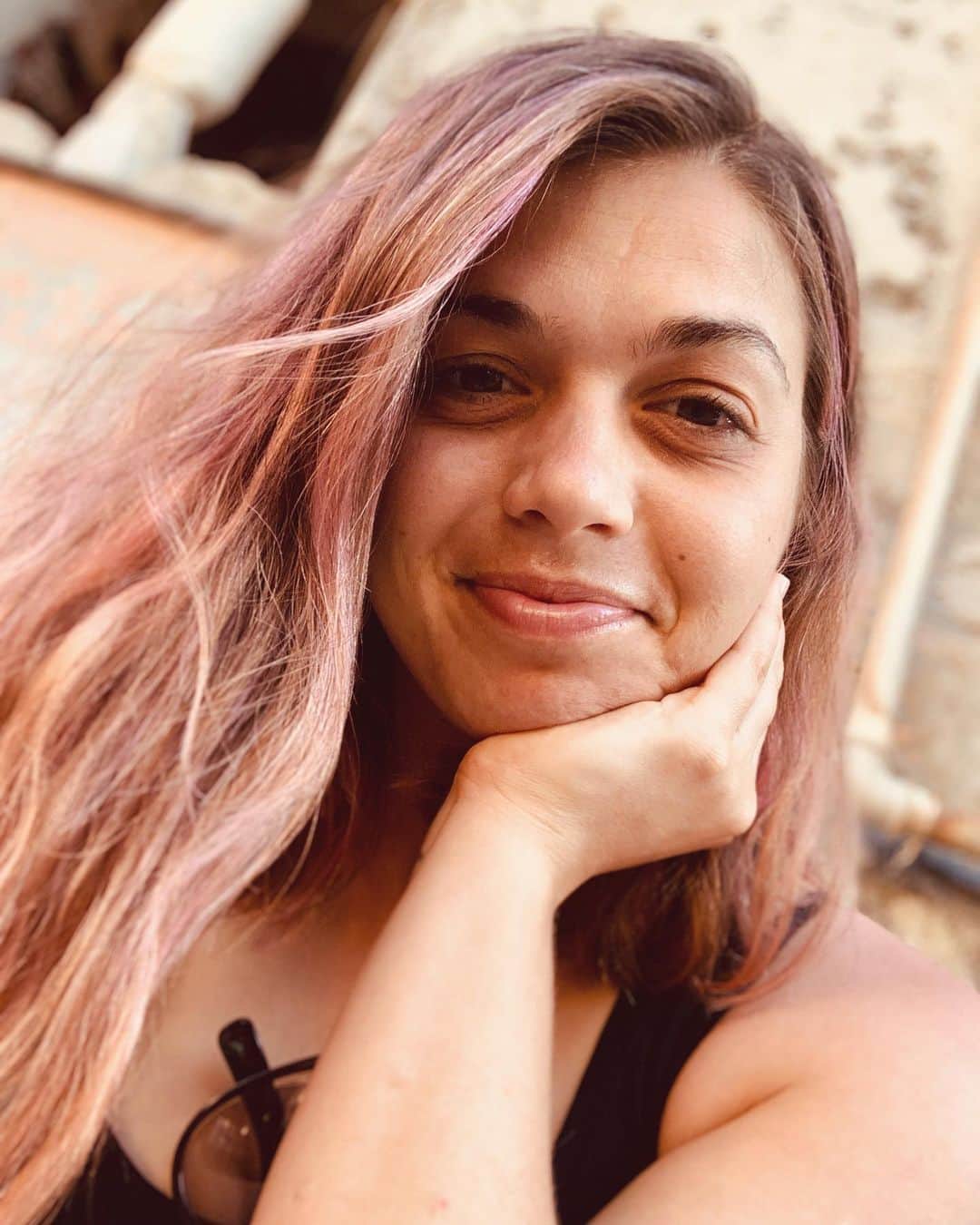 フィービー・ディ・トマソのインスタグラム：「10/10 is World Mental Health Day ☀️ Another moment to pause & think about the way we perceive and talk about mental health 🧠  The stigma around mental illness remains an issue & it prevents people from wanting or feeling like they can open up and seek help.  E V E R Y O N E  of us can help change it 💕  Flip the script 👩🏼‍🎤 @aumentalhealth #mentalnotes #mentalasanything #seebeyondthestigma #makementalhealthmorevisible #change #flipit」